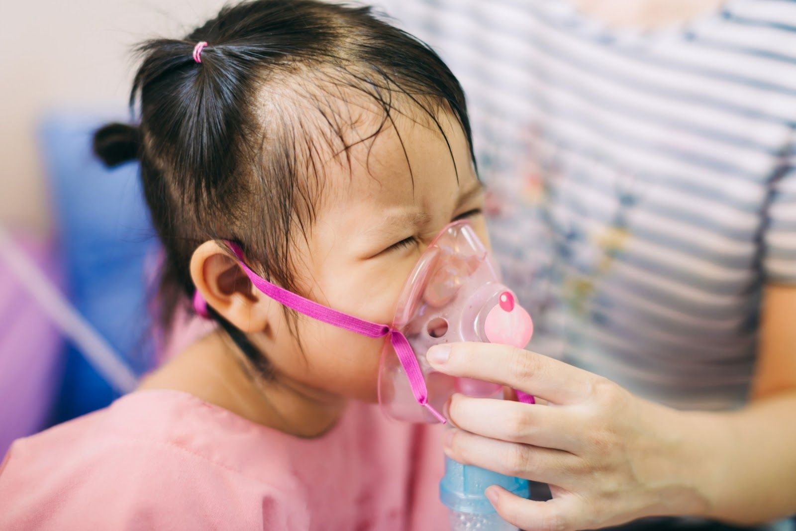 Trẻ có sức đề kháng yếu có nguy cơ tái nhiễm viêm phổi cao (Nguồn: Canva)