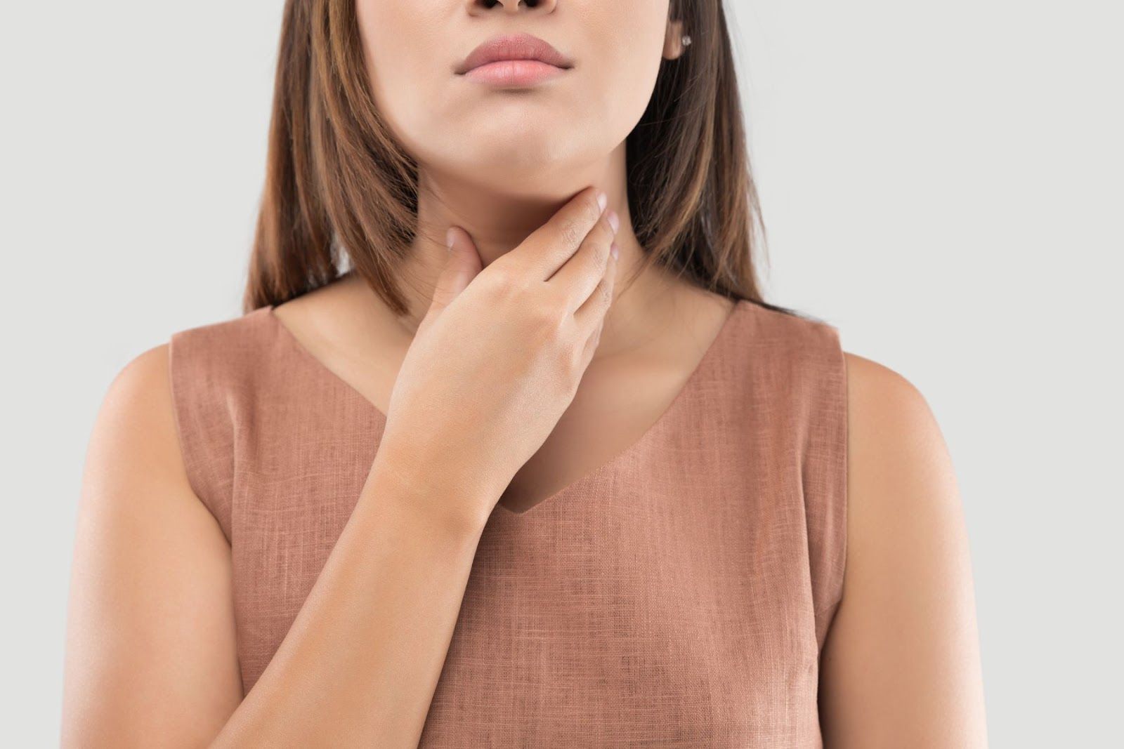 Viêm amidan gây cảm giác đau họng, ngứa, rát, khó chịu (Nguồn: Canva)