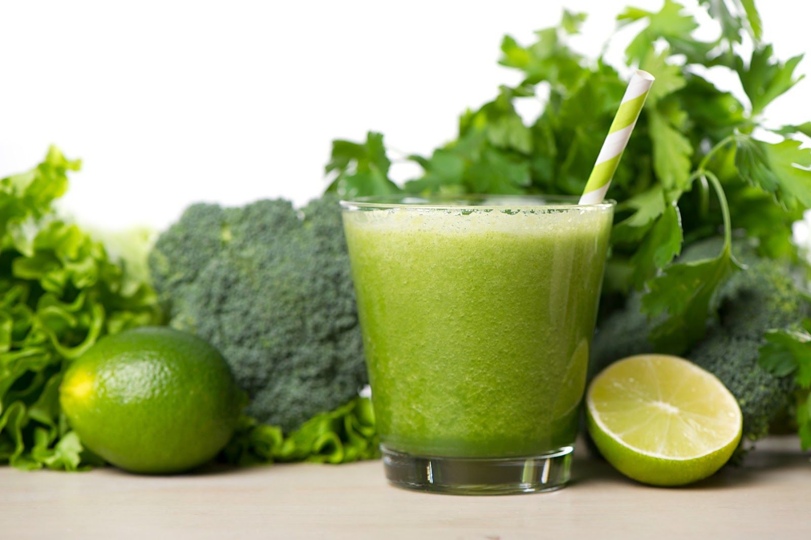 Nước detox cực kỳ dễ làm và có thể tận dụng hầu hết các loại rau củ, trái cây và thảo mộc.