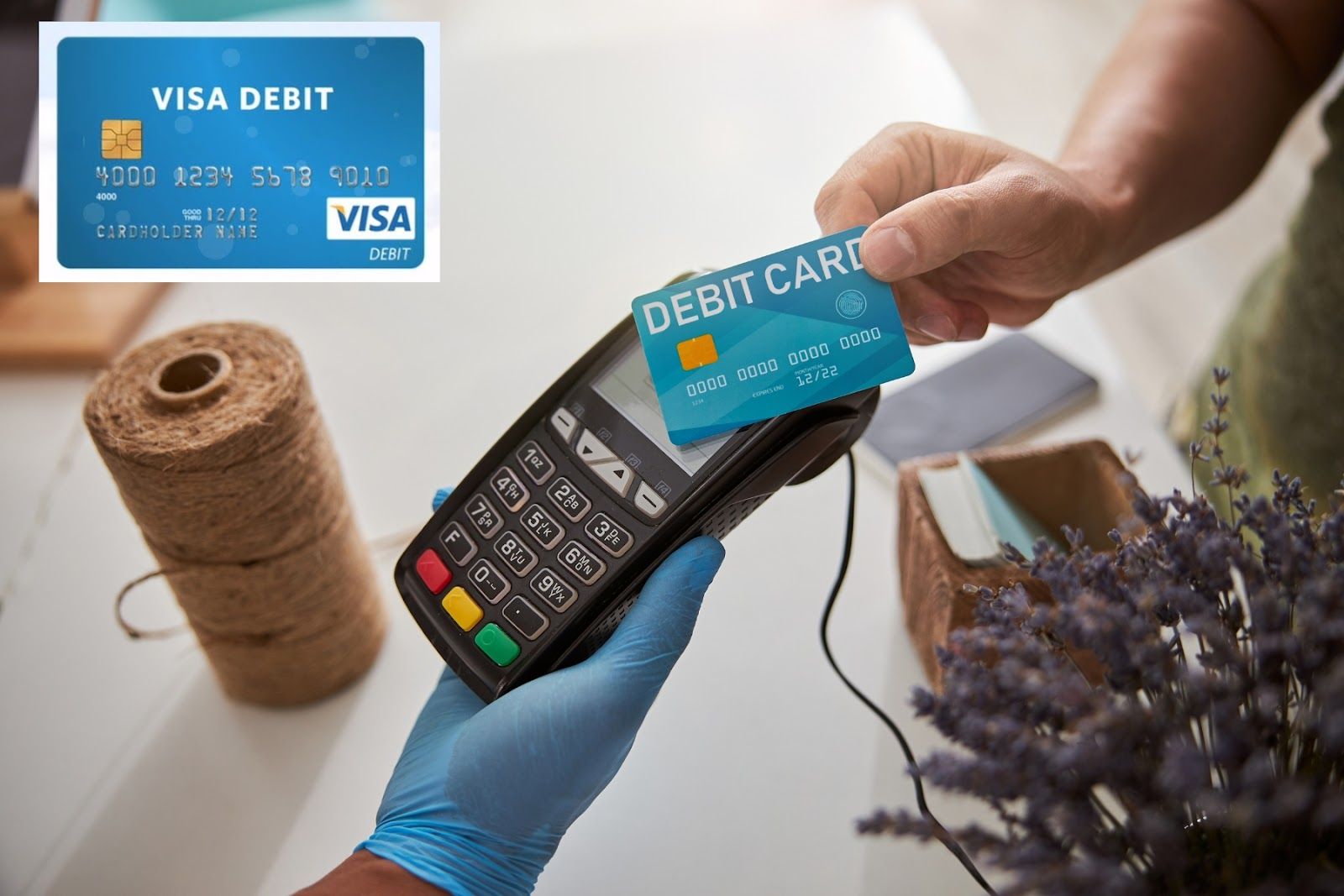 Nhiều người sử dụng thẻ ghi nợ để thanh toán thay vì tiền mặt - Nguồn ảnh: Canva