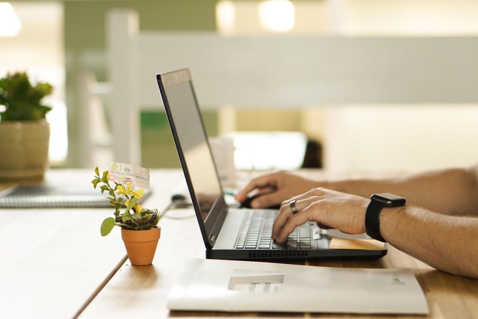 Có thể đăng ký mua BHYT online (Nguồn: Canva)&nbsp;