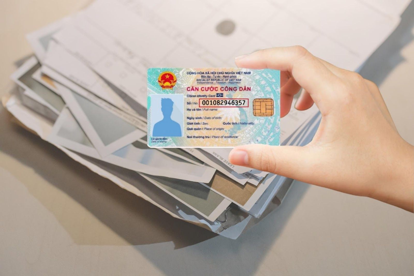 Cung cấp đủ giấy tờ khi mua BHYT (Nguồn: Canva)