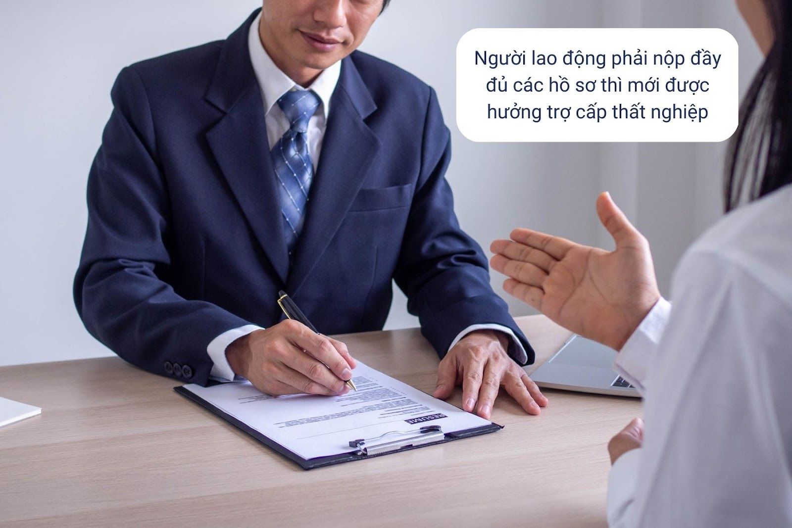 NLĐ nộp đầy đủ hồ sơ mới được nhận trợ cấp thất nghiệp - Nguồn ảnh: Canva