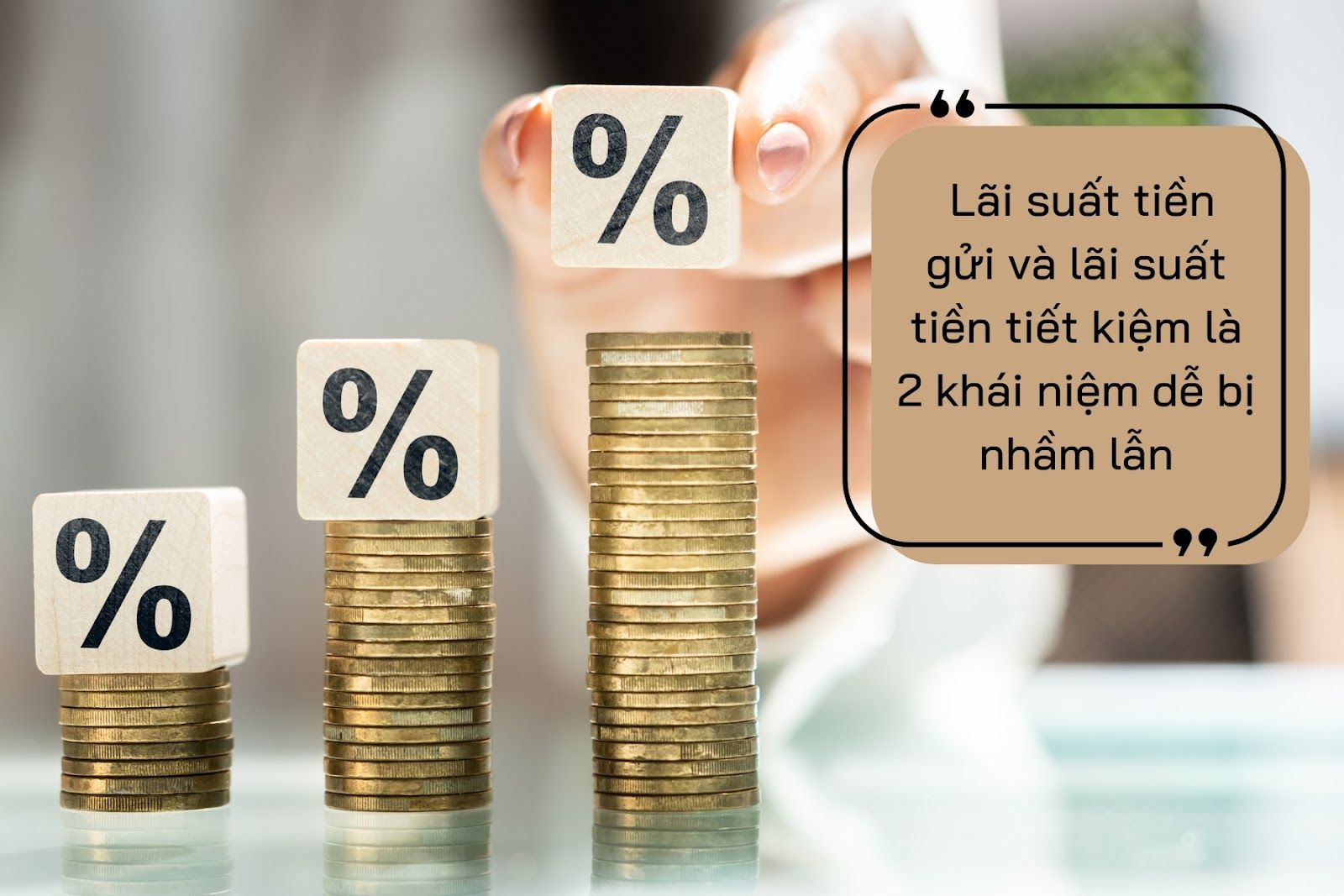 Hai khái niệm gây nhầm lẫn cho người tiêu dùng là lãi suất tiền gửi và lãi suất tiền tiết kiệm - Nguồn ảnh: Canva