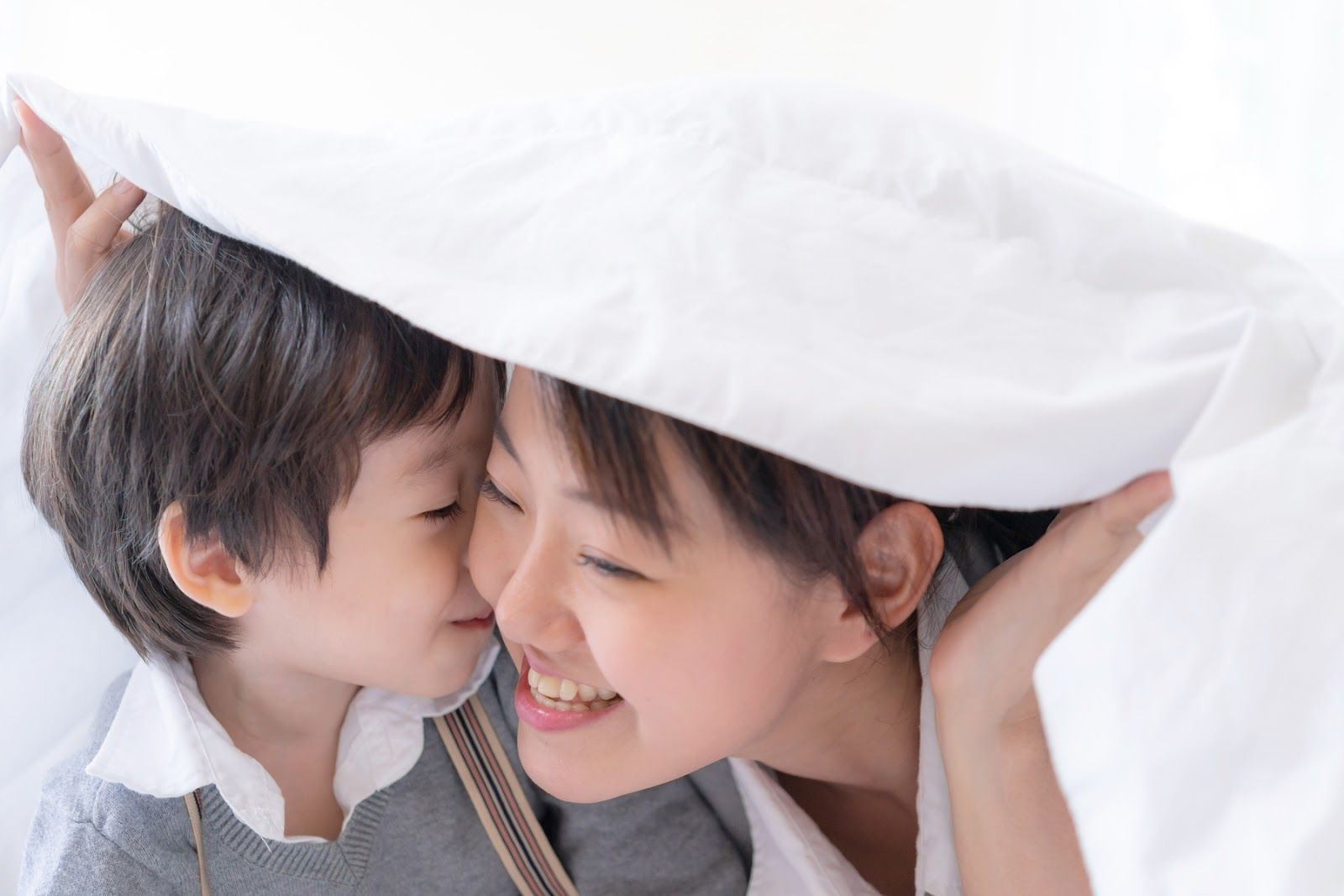 Trẻ em tìm thấy niềm vui ở mọi thứ và chúng cười cả ngày.