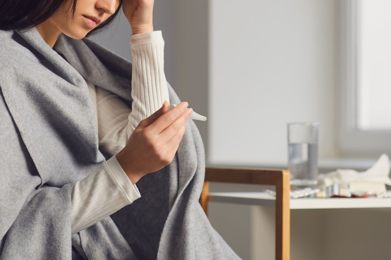 Người mắc viêm phổi thùy thường có triệu chứng sốt cao (Nguồn: Canva)