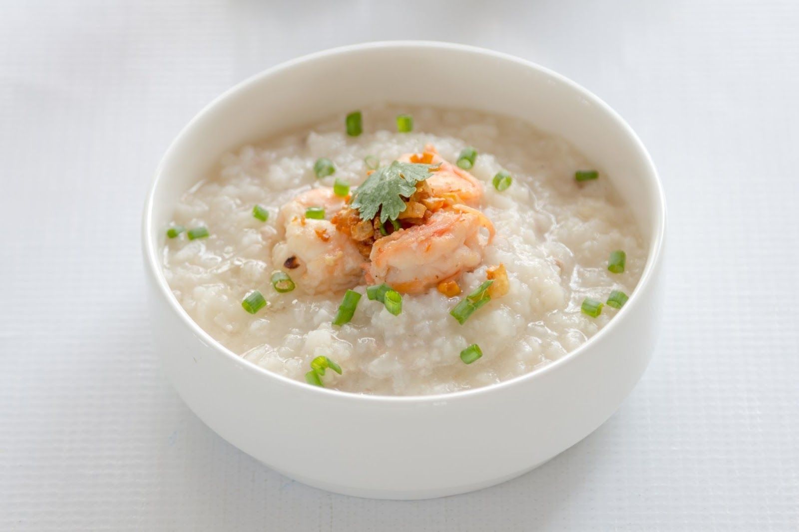 Ưu tiên các món ăn mềm, dạng lỏng giúp tiêu hóa dễ dàng (Nguồn: Canva)