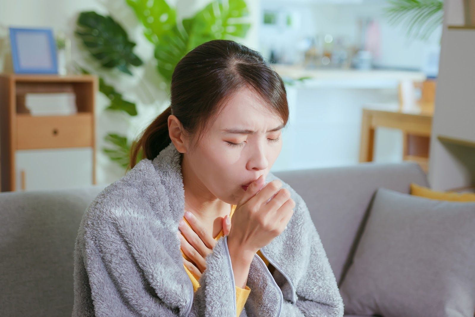 Thực hiện biện pháp làm giảm triệu chứng khi viêm phế quản (Nguồn: Canva)