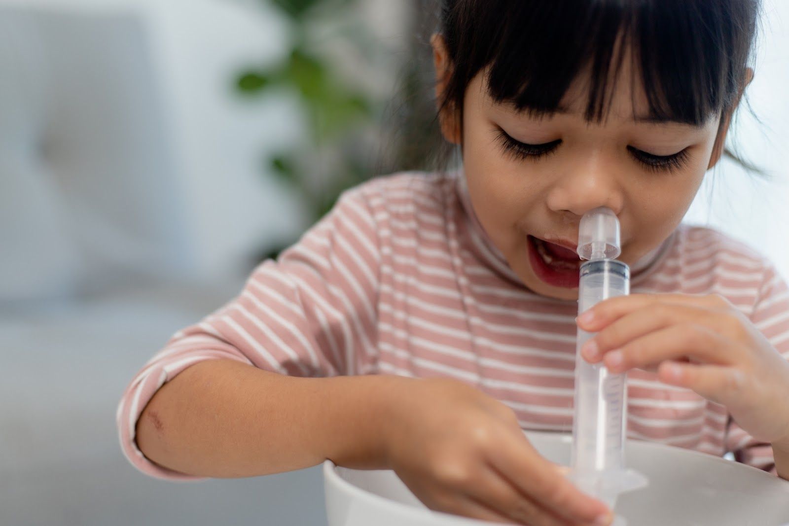 Vệ sinh mũi để loại bỏ đờm giúp lưu thông đường thở (Nguồn: Canva)