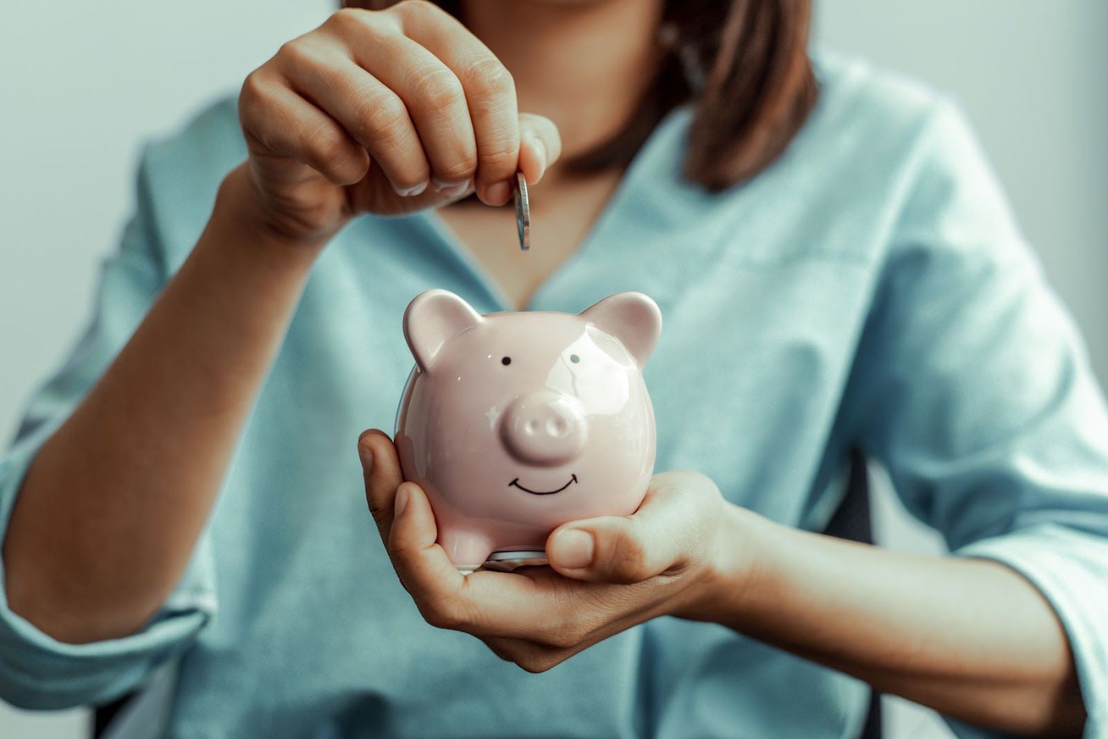 Tạo lập khoản tiết kiệm giúp bạn ứng phó với những rủi ro không may xảy ra (Nguồn: Canva)