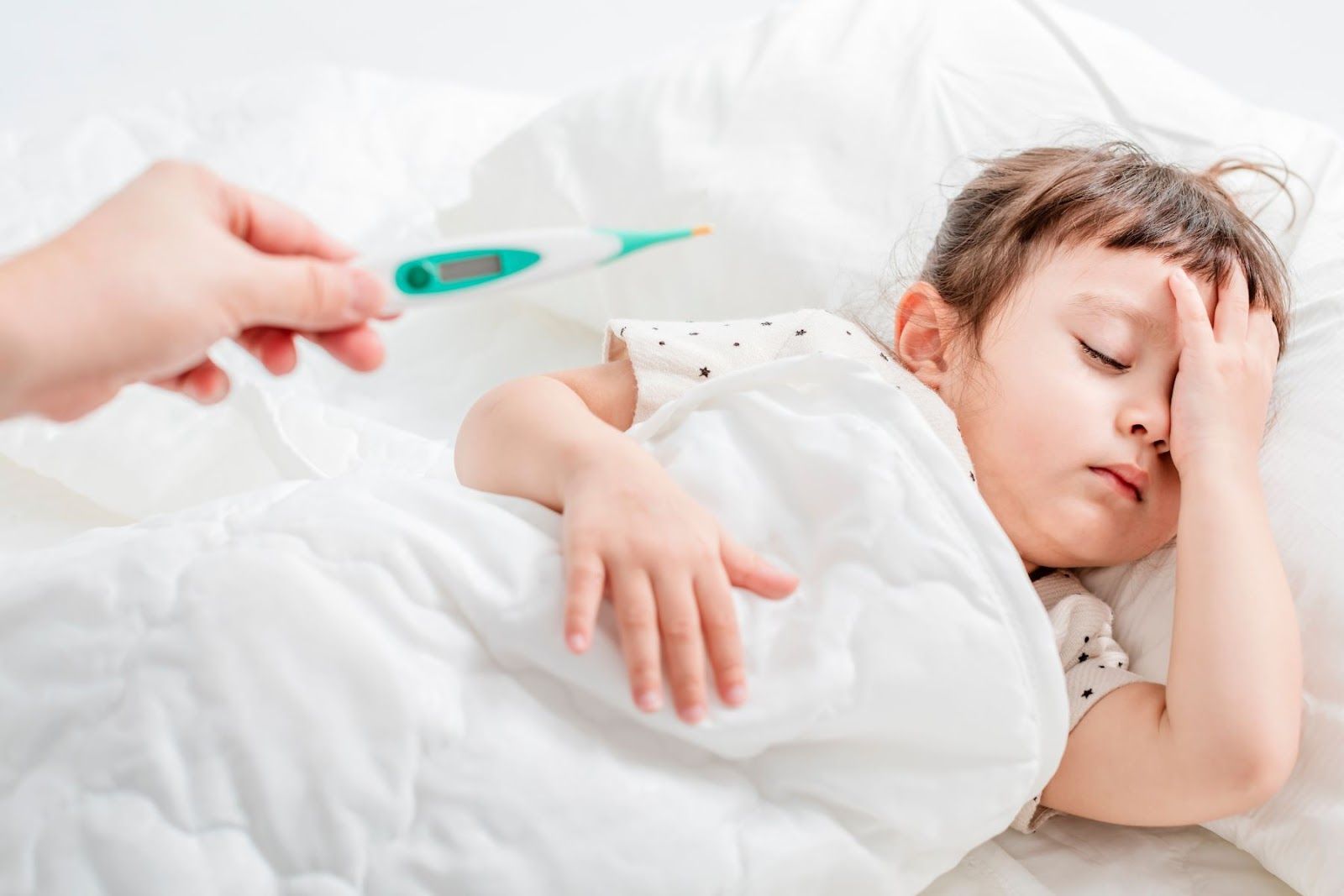 Trẻ bị tay chân miệng thường sốt nhẹ giai đoạn đầu (Nguồn: Canva)