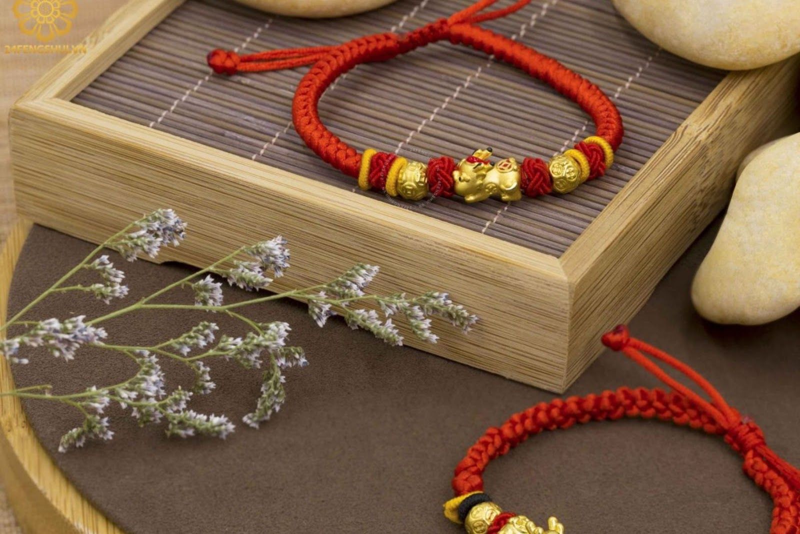 Vật phẩm phong thủy giúp giảm hạn tam tai, thu hút năng lượng may mắn (Nguồn: Canva)