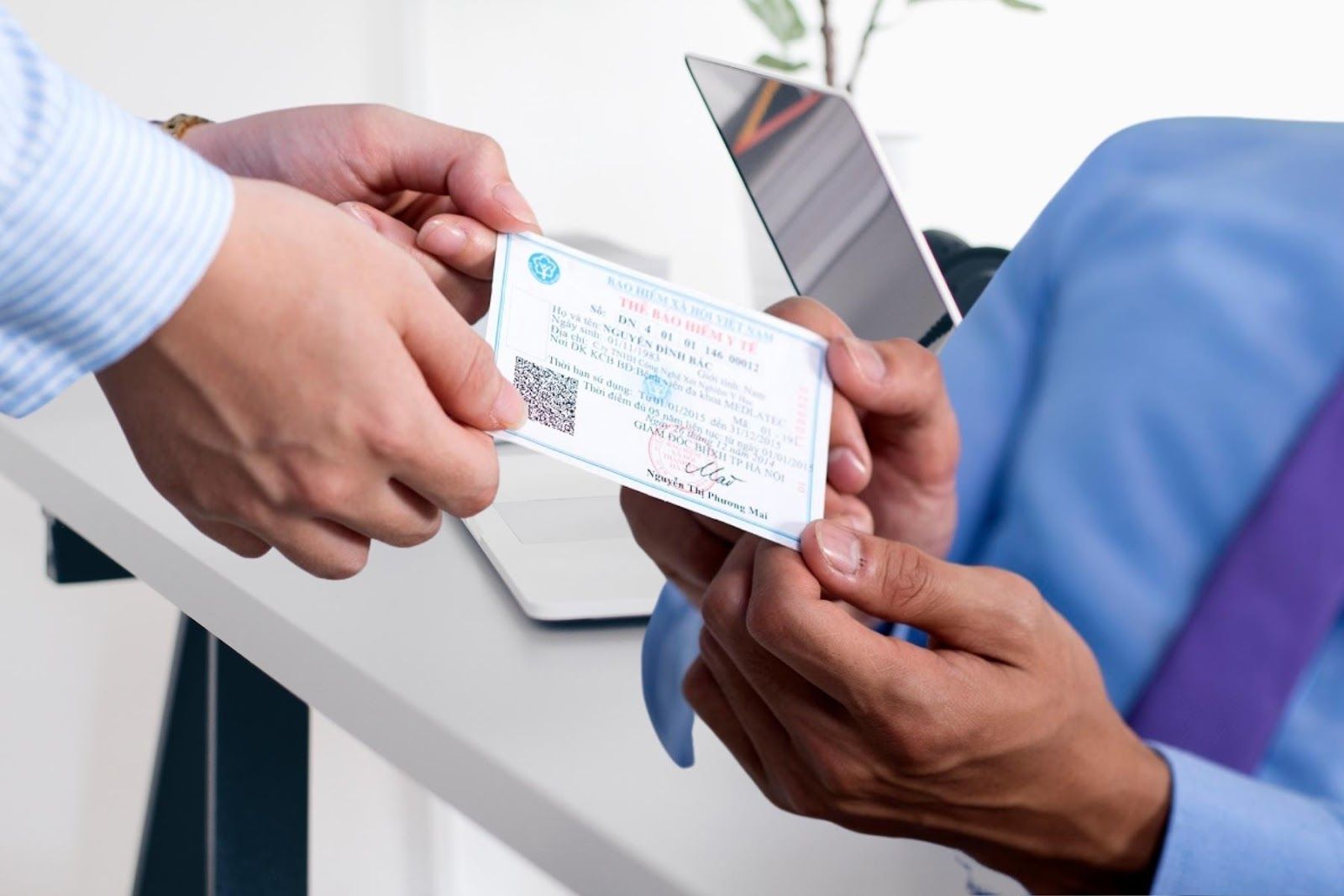 Mua bảo hiểm y giúp giảm bớt gánh nặng khi gặp rủi ro sức khỏe (Nguồn: Canva)