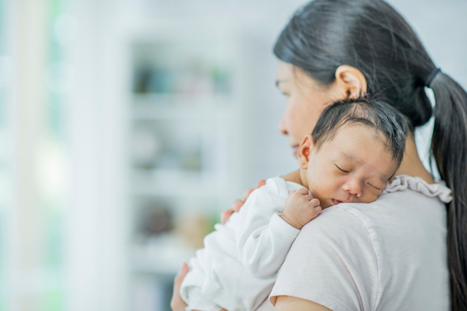 Tích cực vỗ rung để giúp trẻ tống được đờm ra ngoài (Nguồn: Canva)