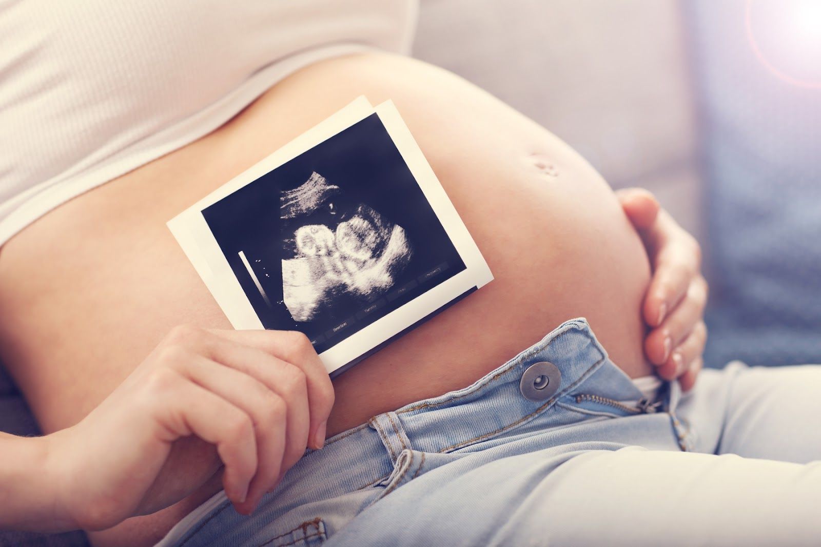 Trẻ sơ sinh có thể bị viêm phổi trong bụng mẹ (Nguồn: Canva)