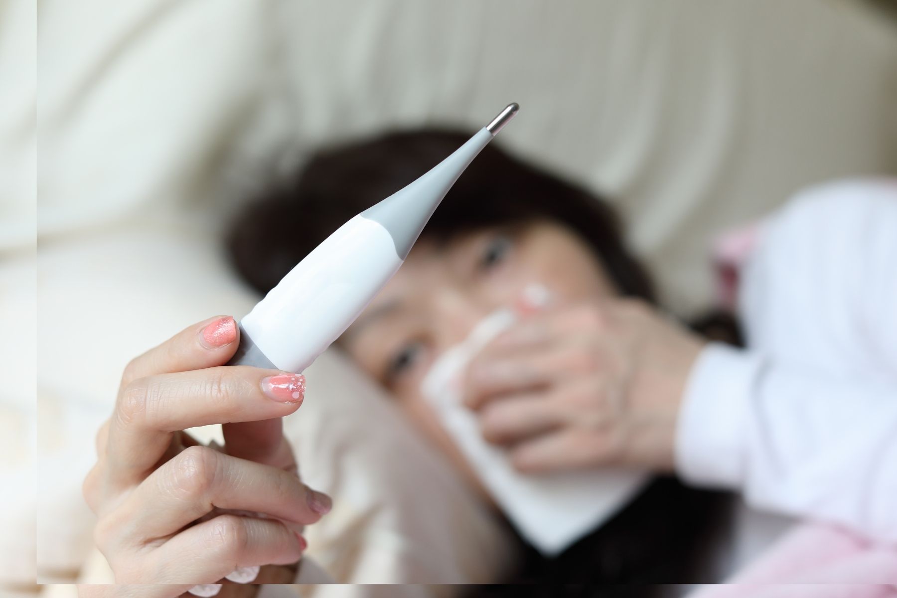 Sử dụng thuốc hạ sốt khi bị sốt trên 37.5 độ (Nguồn: Canva)