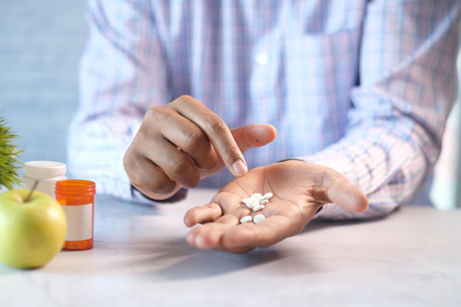 Sử dụng các loại thuốc điều trị bệnh cao huyết áp, trầm cảm hoặc bệnh Parkinson có thể làm hạ huyết áp.