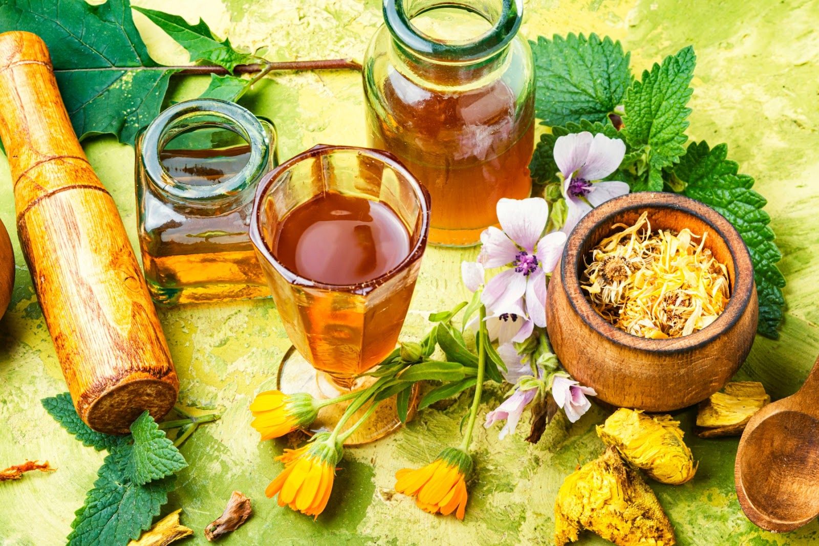 Sử dụng các thảo dược thiên nhiên để giảm triệu chứng (Nguồn: Canva)