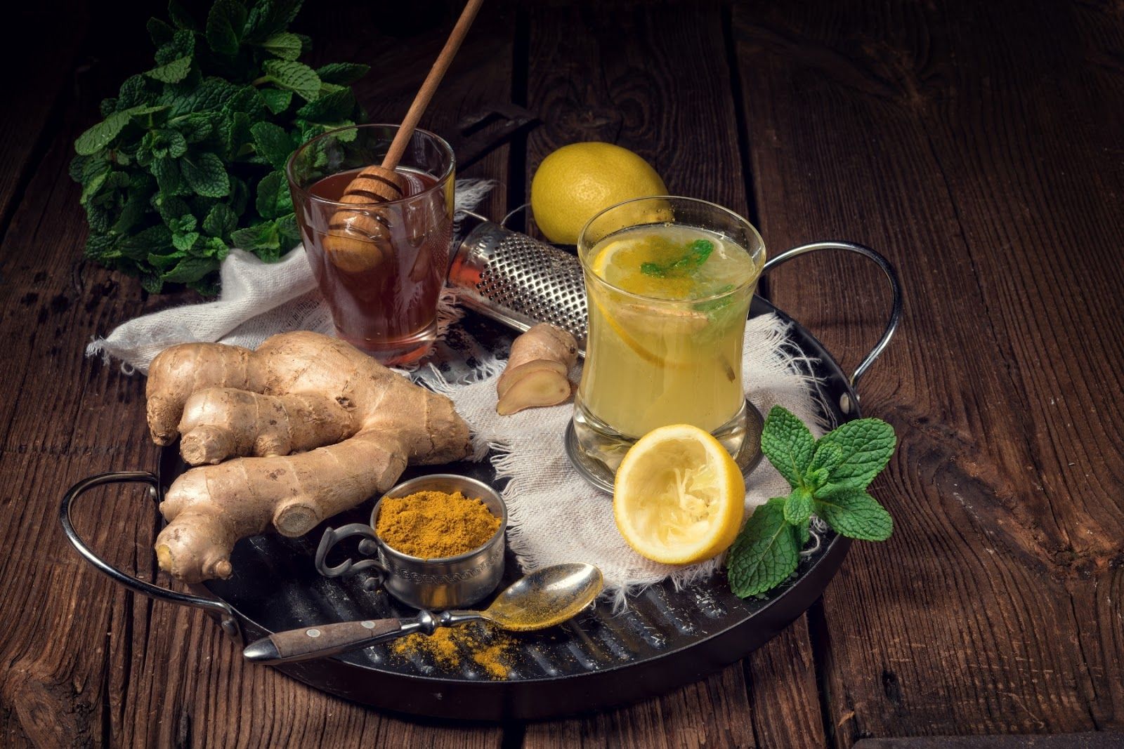 Uống mật ong hấp hỗ trợ giảm viêm nhiễm tại phổi (Nguồn: Canva)