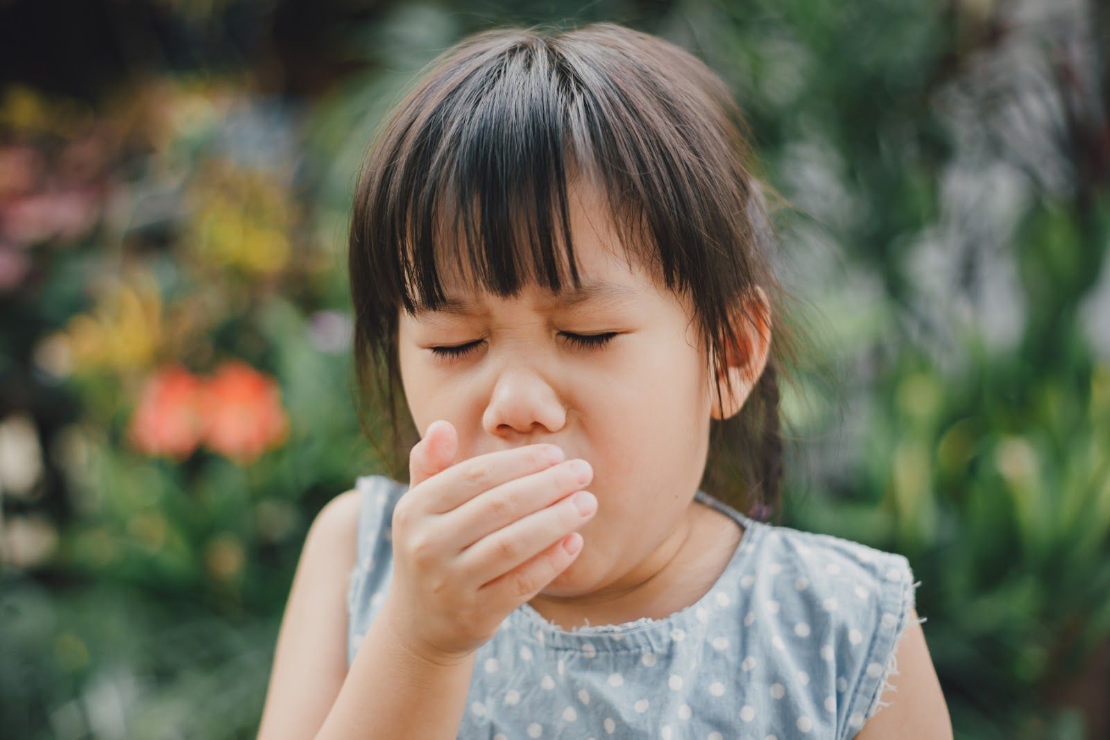 Trẻ bị viêm phế quản thường ho nhiều có thể kèm thêm đờm (Nguồn: Canva)