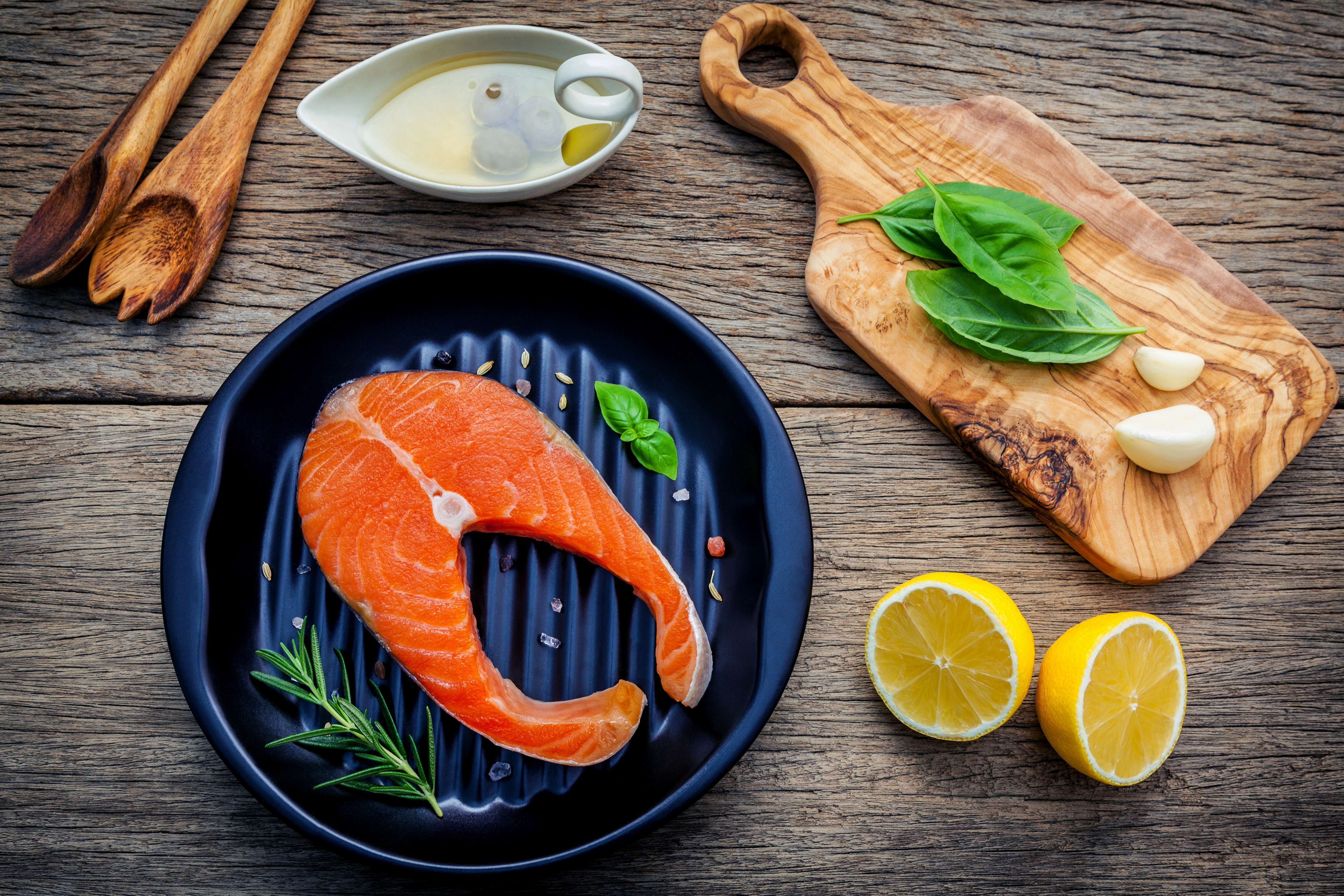 Ăn cá một tuần 2-3 bữa sẽ giúp bạn hấp thụ lượng omega-3 tốt cho não