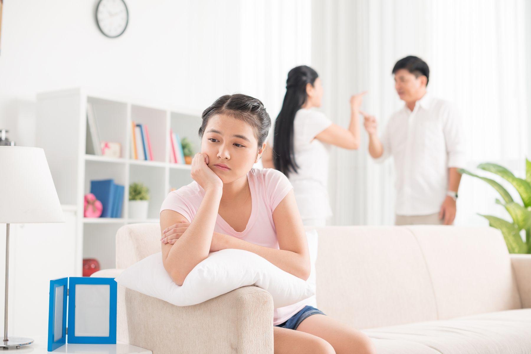 Áp lực gia đình có thể xuất phát từ nhiều nguồn khác nhau, như mâu thuẫn vợ chồng, gánh nặng kinh tế, con cái hay sự can thiệp của người thân (Nguồn: Canva)