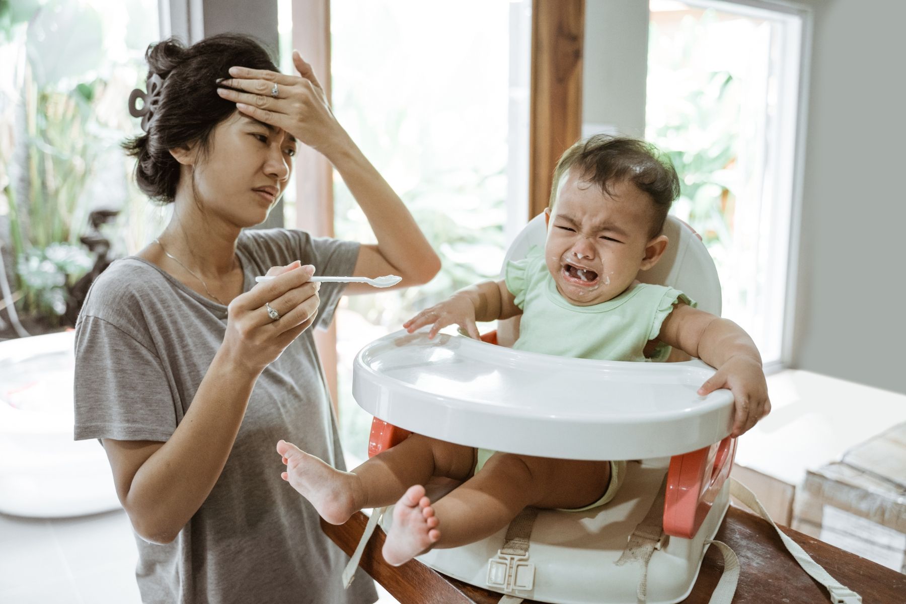 Những mâu thuẫn liên tục kéo dài kèm theo những gánh nặng kinh tế, con cái khiến cho nhiều người bị stress (Nguồn: Canva)