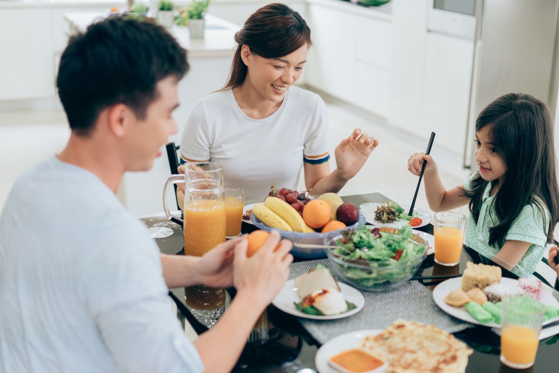 Tạo ra không khí hòa hợp trong gia đình là một trong những cách giải tỏa áp lực gia đình hiệu quả (Nguồn: Canva)