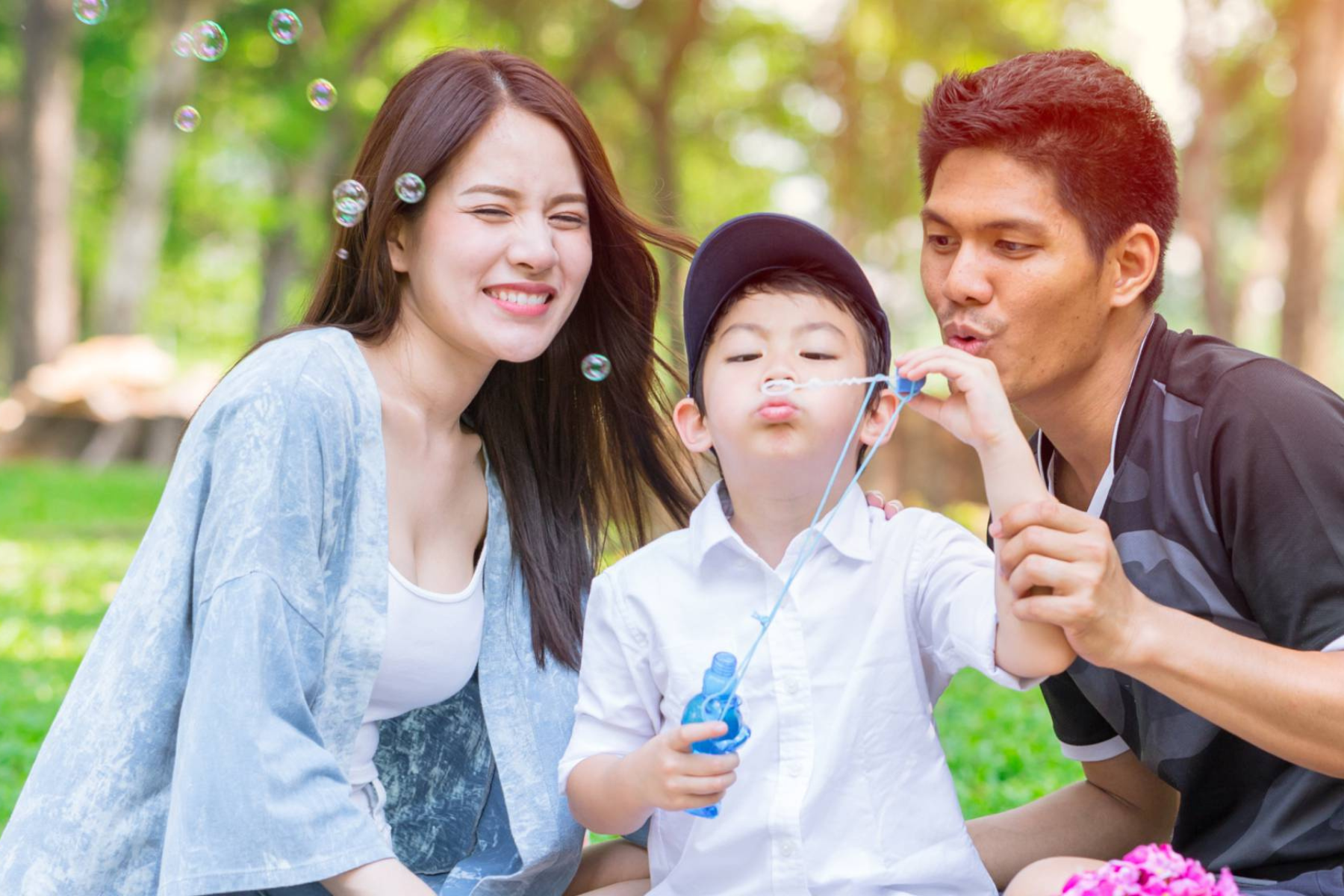 Quyền lợi được bảo vệ cho cả gia đình 03 người trong một hợp đồng bảo hiểm. (Nguồn ảnh: Canva)