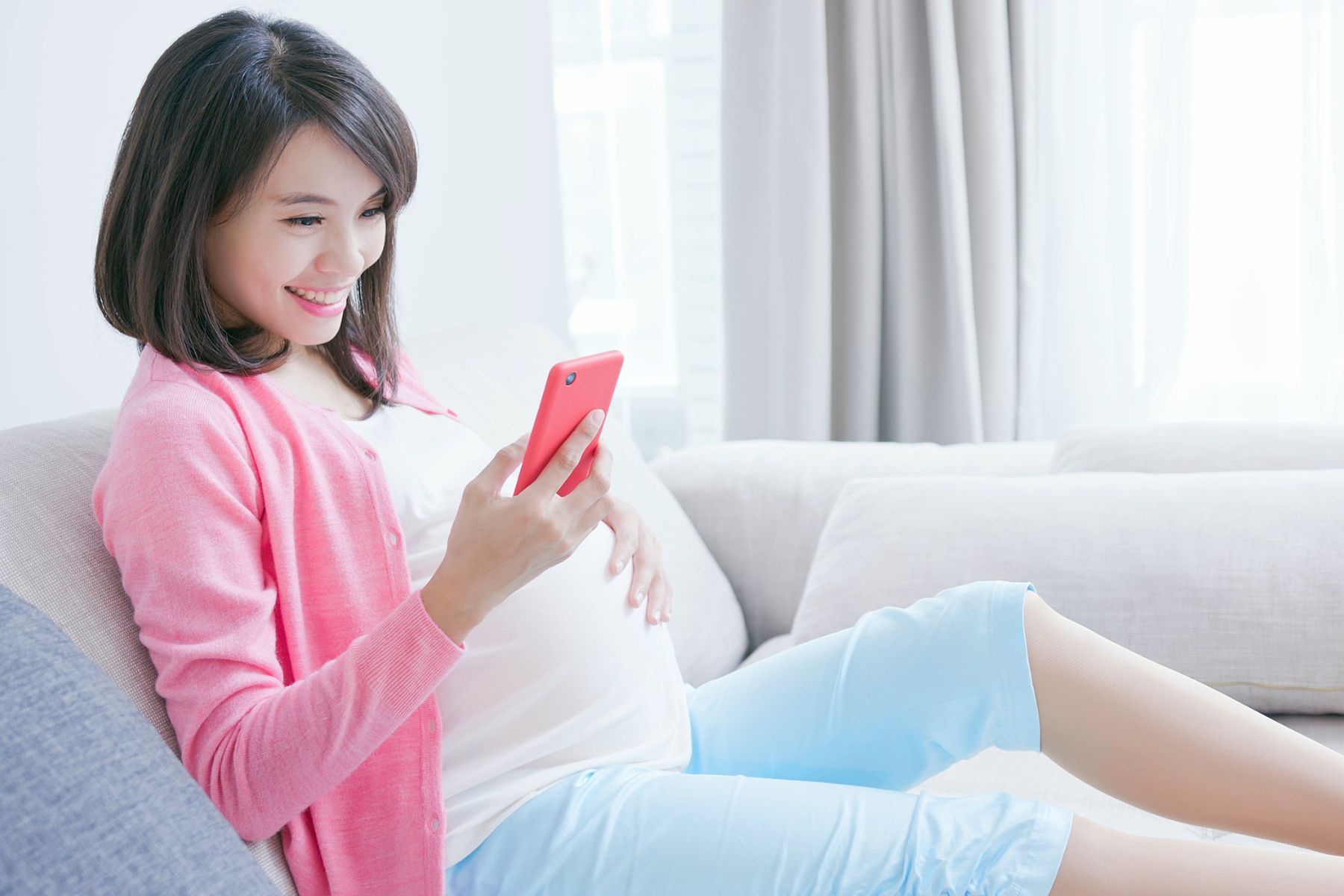 Nên mua bảo hiểm thai sản trước khi mang thai để hưởng những quyền lợi tối đa (Nguồn: Canva)