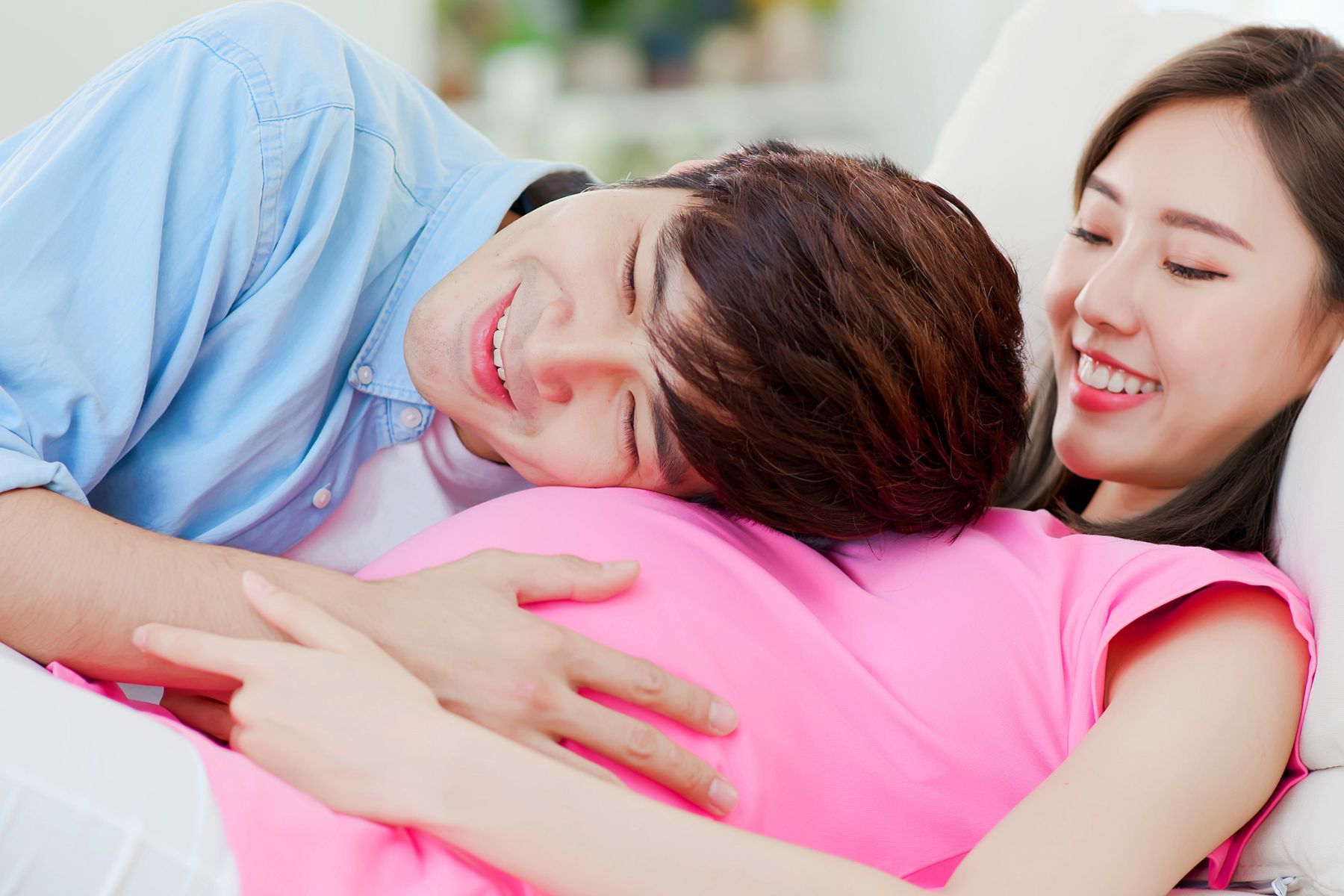 Người chồng có được hưởng bảo hiểm thai sản nam khi vợ sinh con không?(Nguồn: Canva)