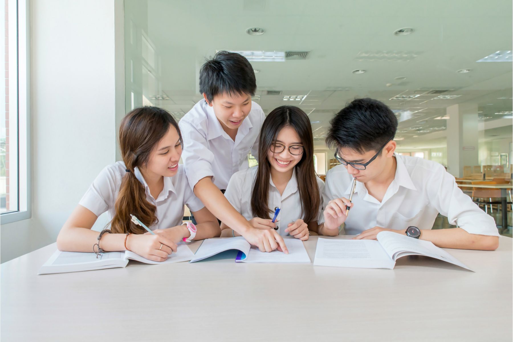 Nhóm mục tiêu là học sinh và sinh viên là công dân Việt Nam được khuyến khích mua bảo hiểm thân thể tai nạn - Nguồn ảnh: Canva