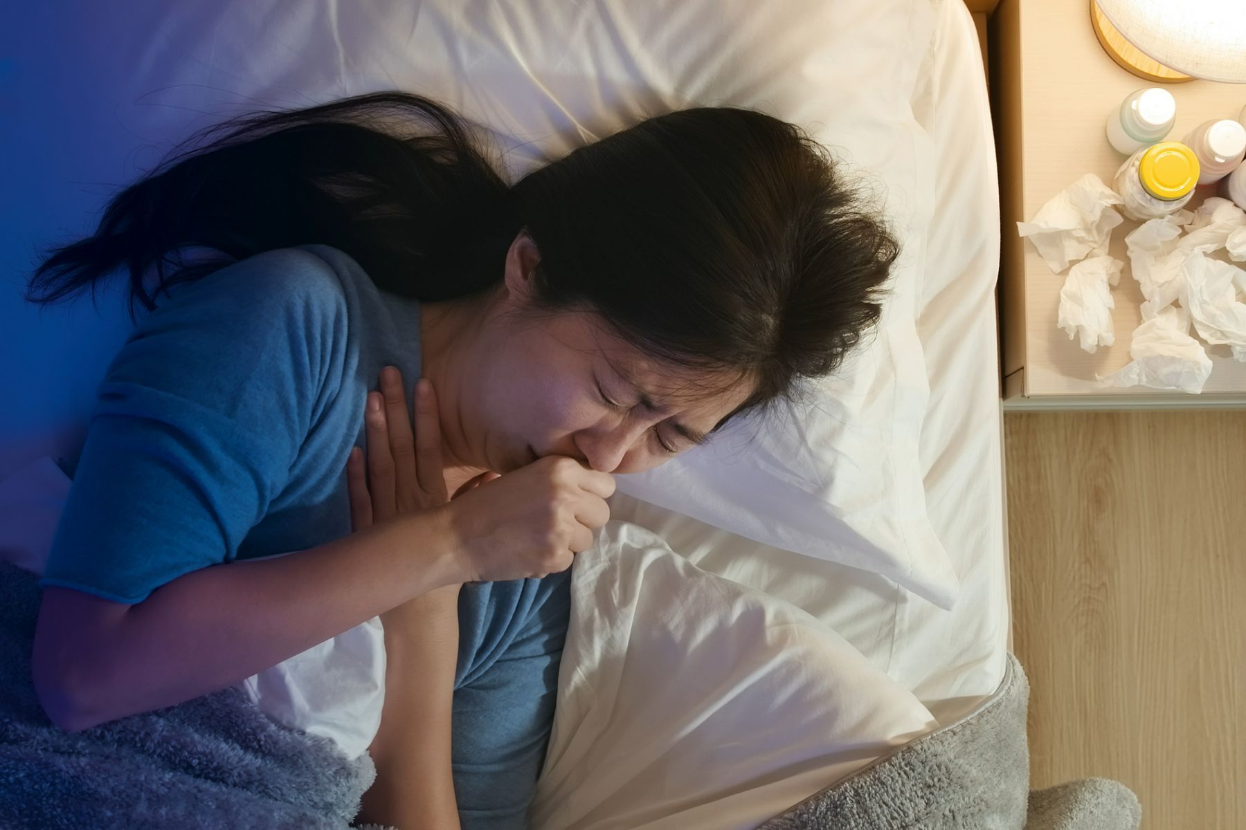 Bệnh nhân bị viêm phổi thường ho có đờm (Nguồn: Canva)