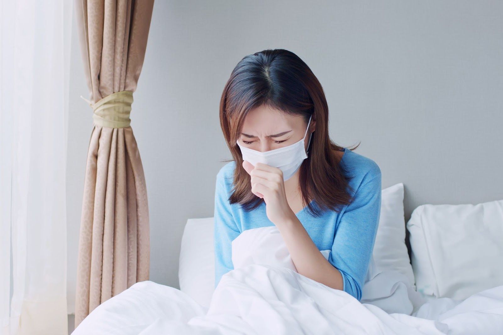 Ho dai dẳng là triệu chứng của viêm phế quản phổi (Nguồn: Canva)