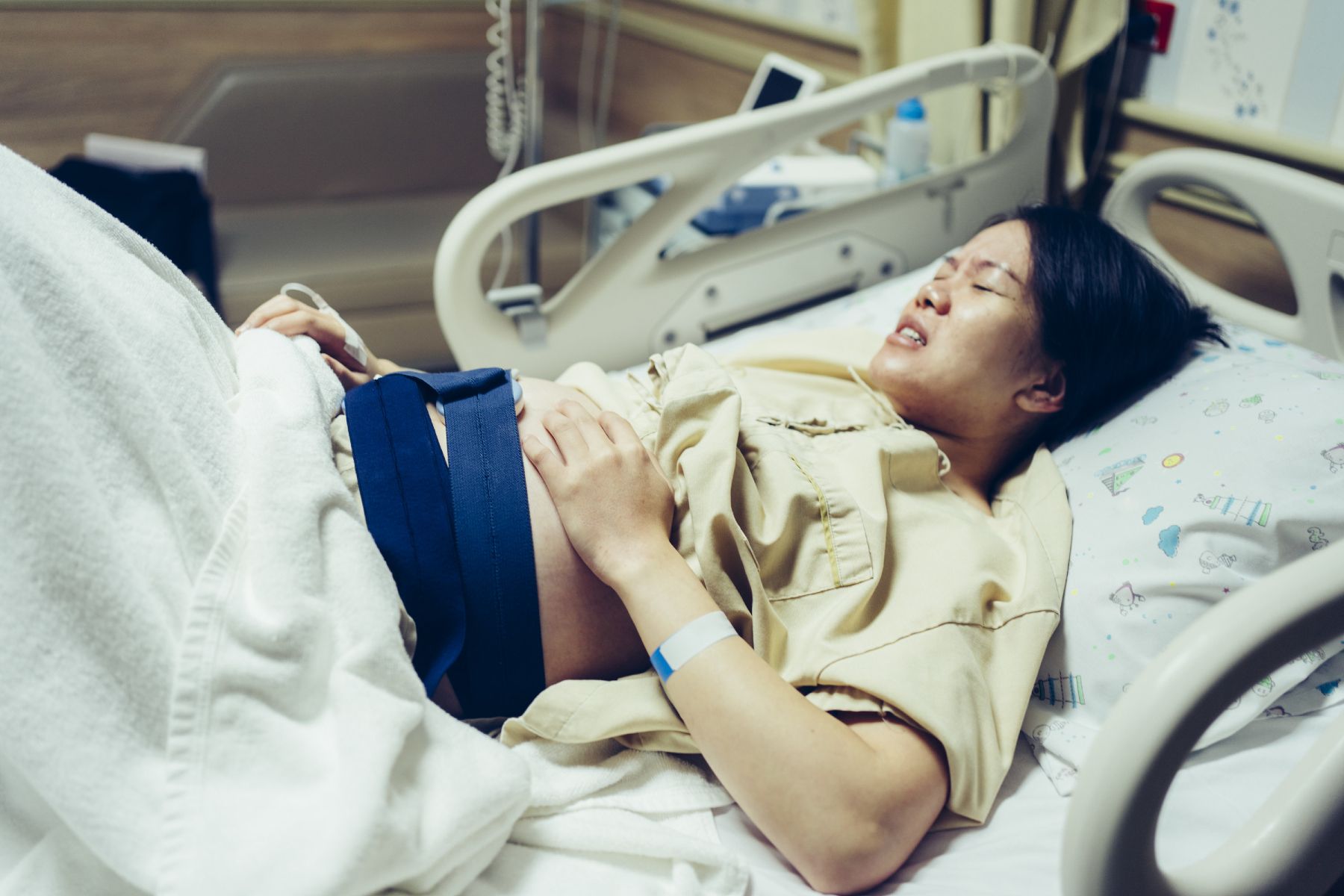 Các dấu hiệu ban đầu của thuyên tắc nước ối phát triển đột ngột và nhanh chóng.
