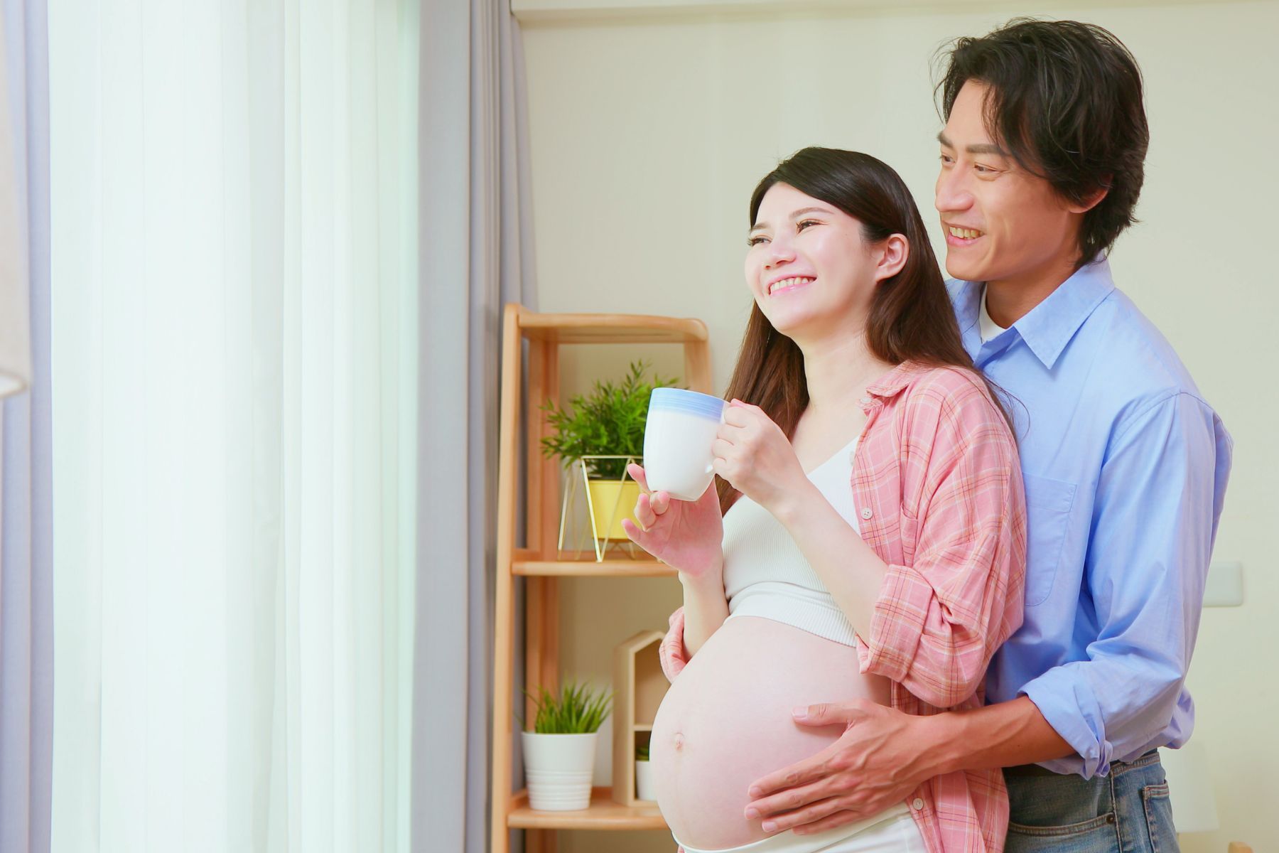 Tham gia gói bảo hiểm thai sản có thể giúp giảm gánh nặng viện phí (Nguồn: Canva)