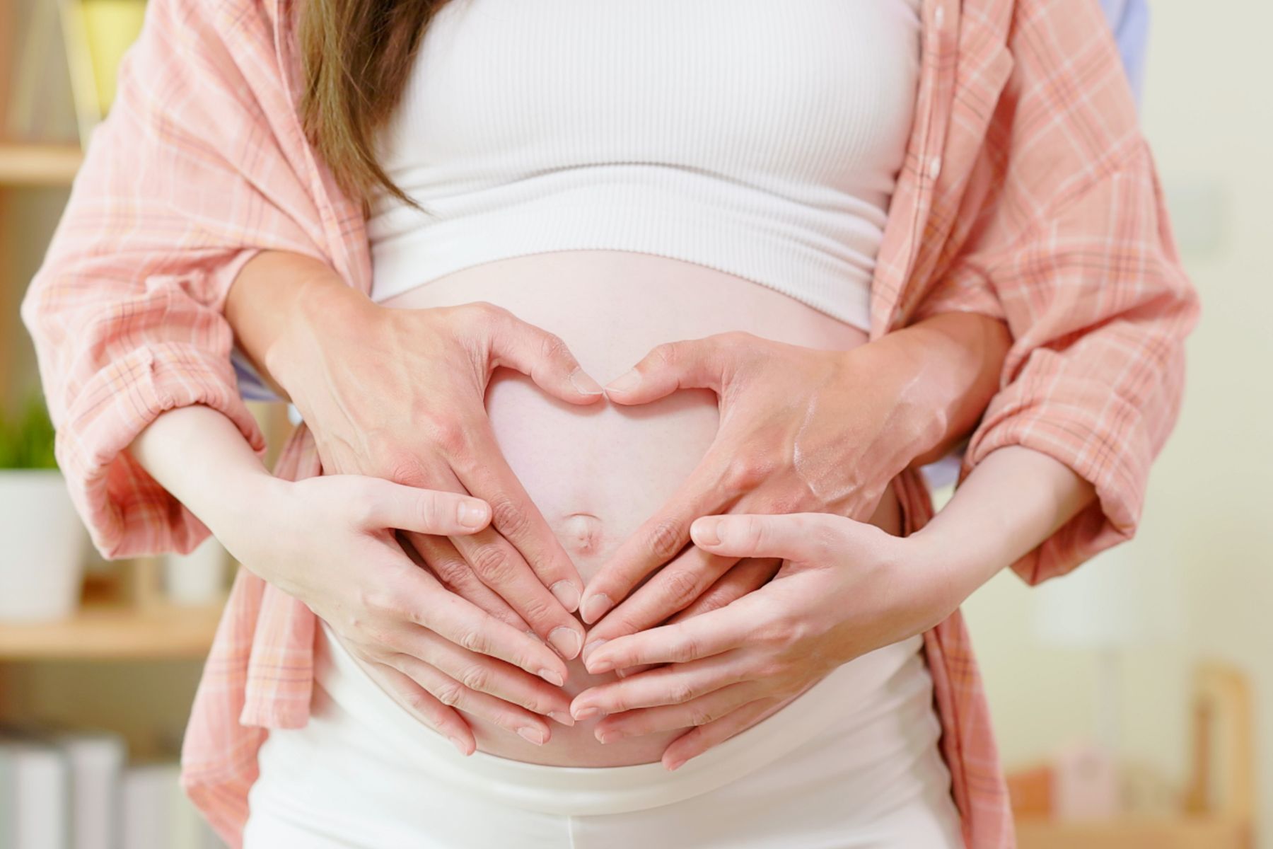 Bụng bầu của mỗi phụ nữ sẽ có sự khác biệt tuỳ vào cơ địa, giai đoạn và số lần mang thai (Nguồn: Canva)&nbsp;