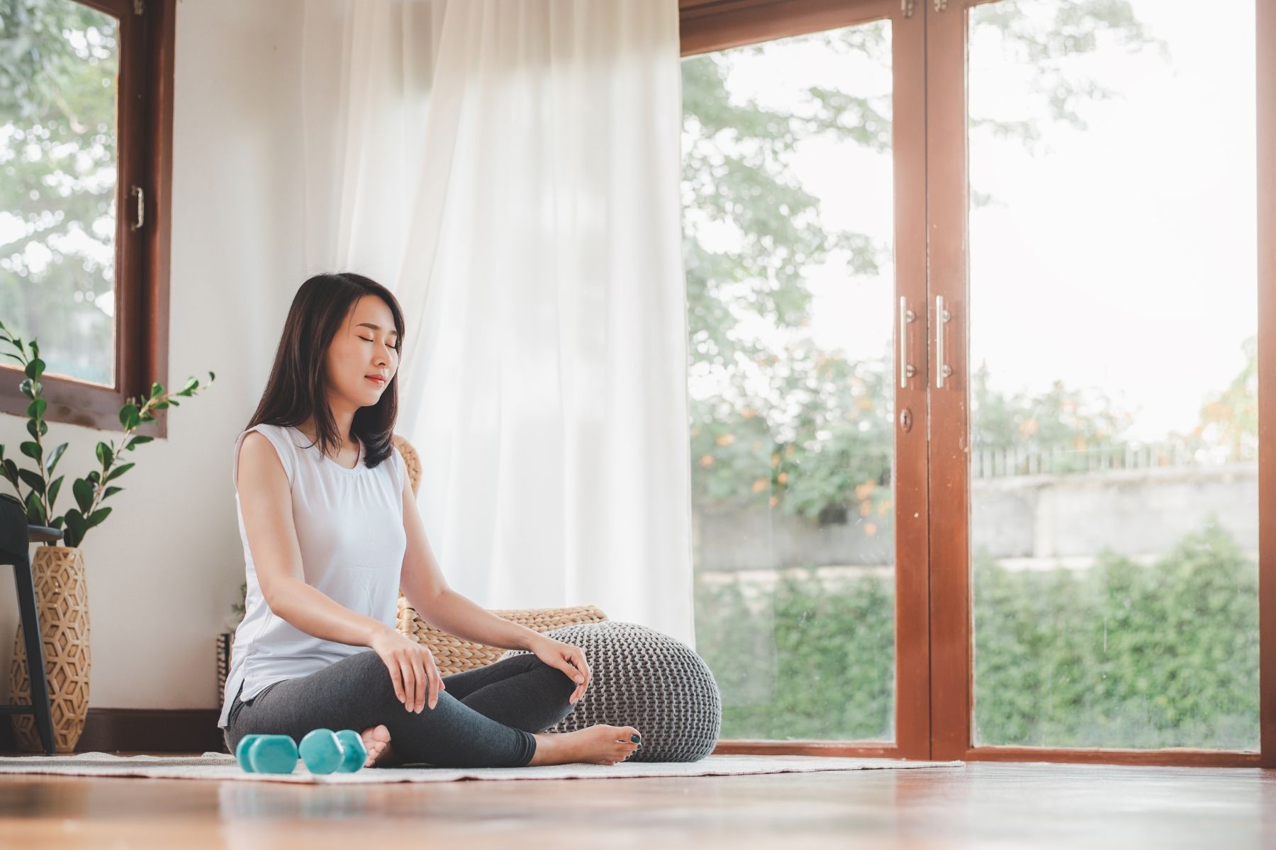 Tập thể dục sẽ làm tăng nhiệt độ cơ thể và khiến bạn mệt mỏi hơn vào buổi tối để dễ ngủ hơn (Nguồn: Canva) 
