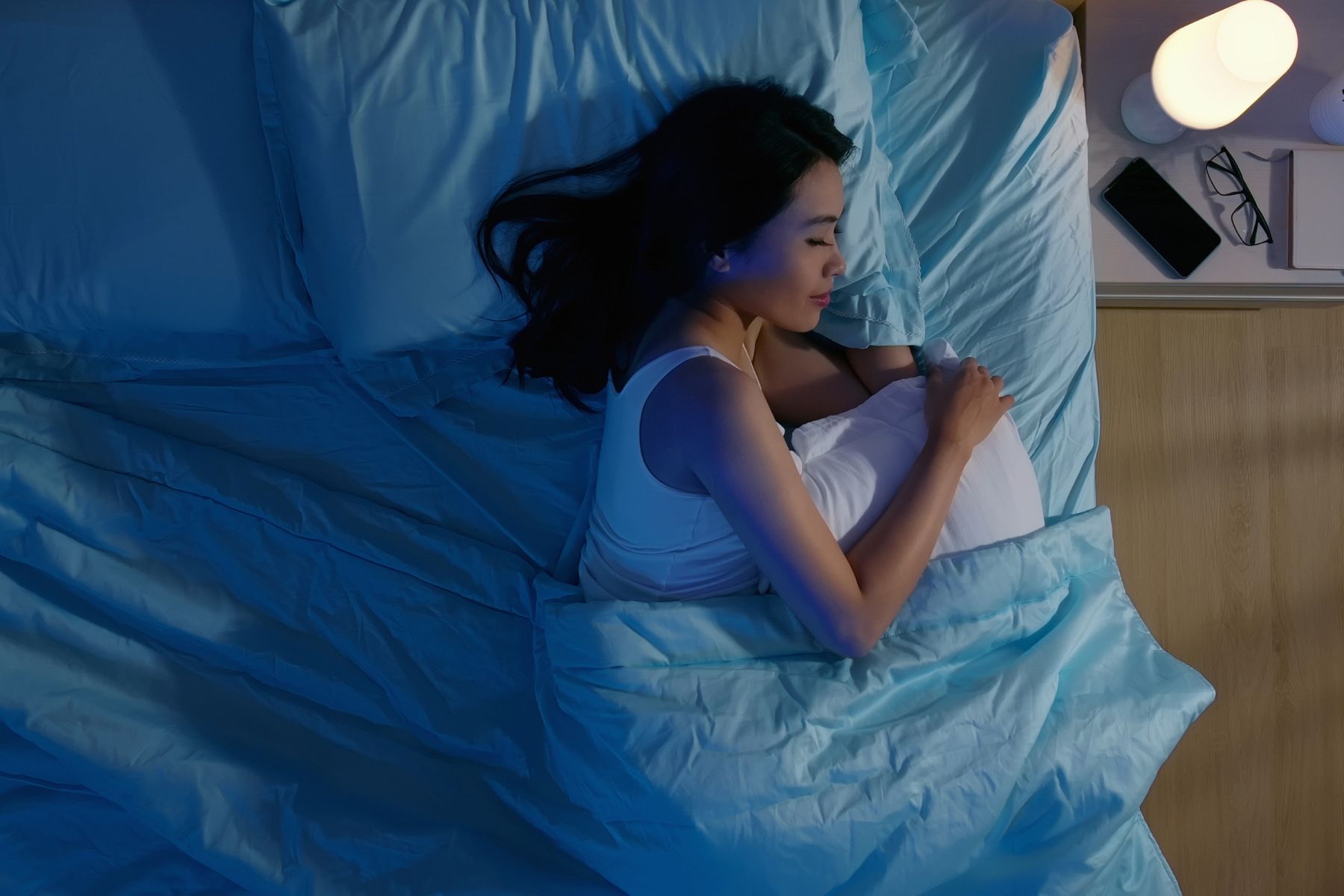 Tạo cho mình một không gian ngủ thoải mái cũng là một cách giúp bạn dễ ngủ hơn (Nguồn: Canva)