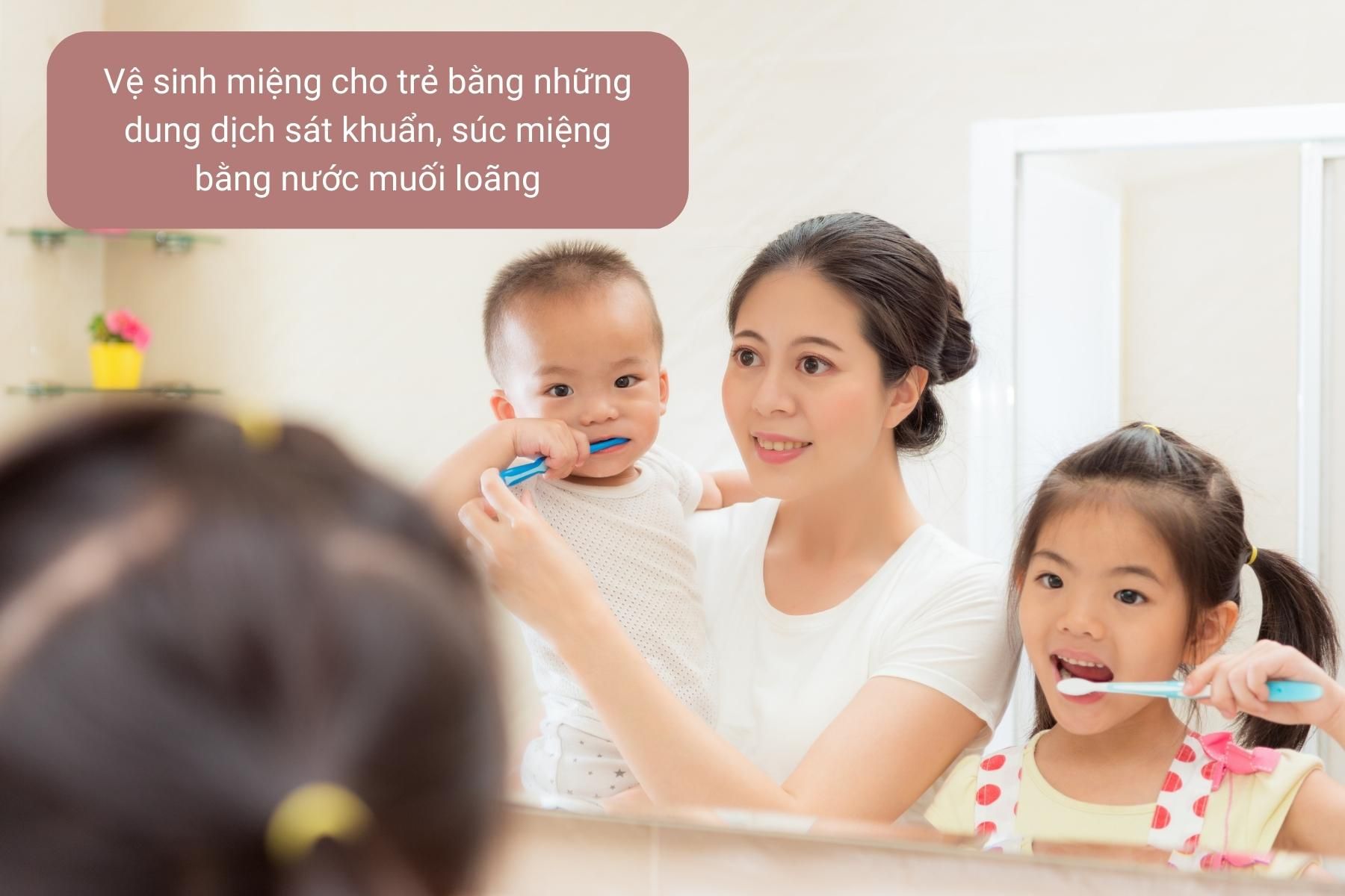 Vệ sinh chân tay miệng sạch sẽ cho trẻ bằng dung dịch sát khuẩn - Nguồn ảnh: Canva