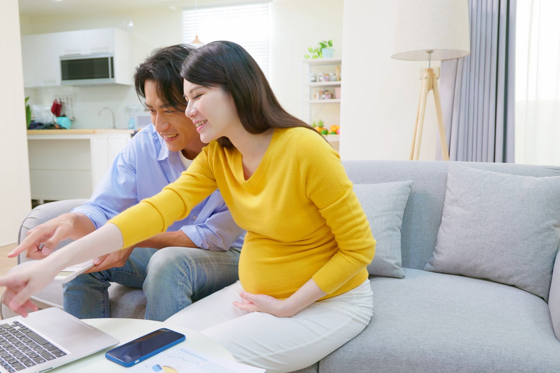 Cách tính bảo hiểm thai sản như thế nào? (Nguồn: Canva)