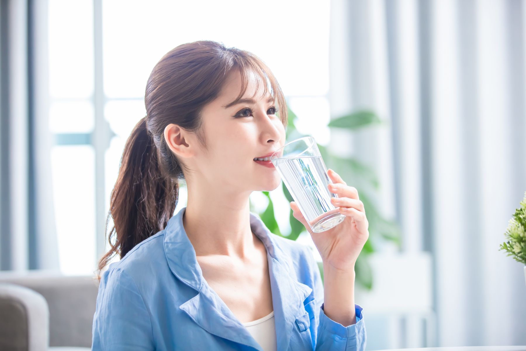 Bạn cũng nên chia ra uống nước đều và nhiều lần trong ngày (Nguồn: Canva)