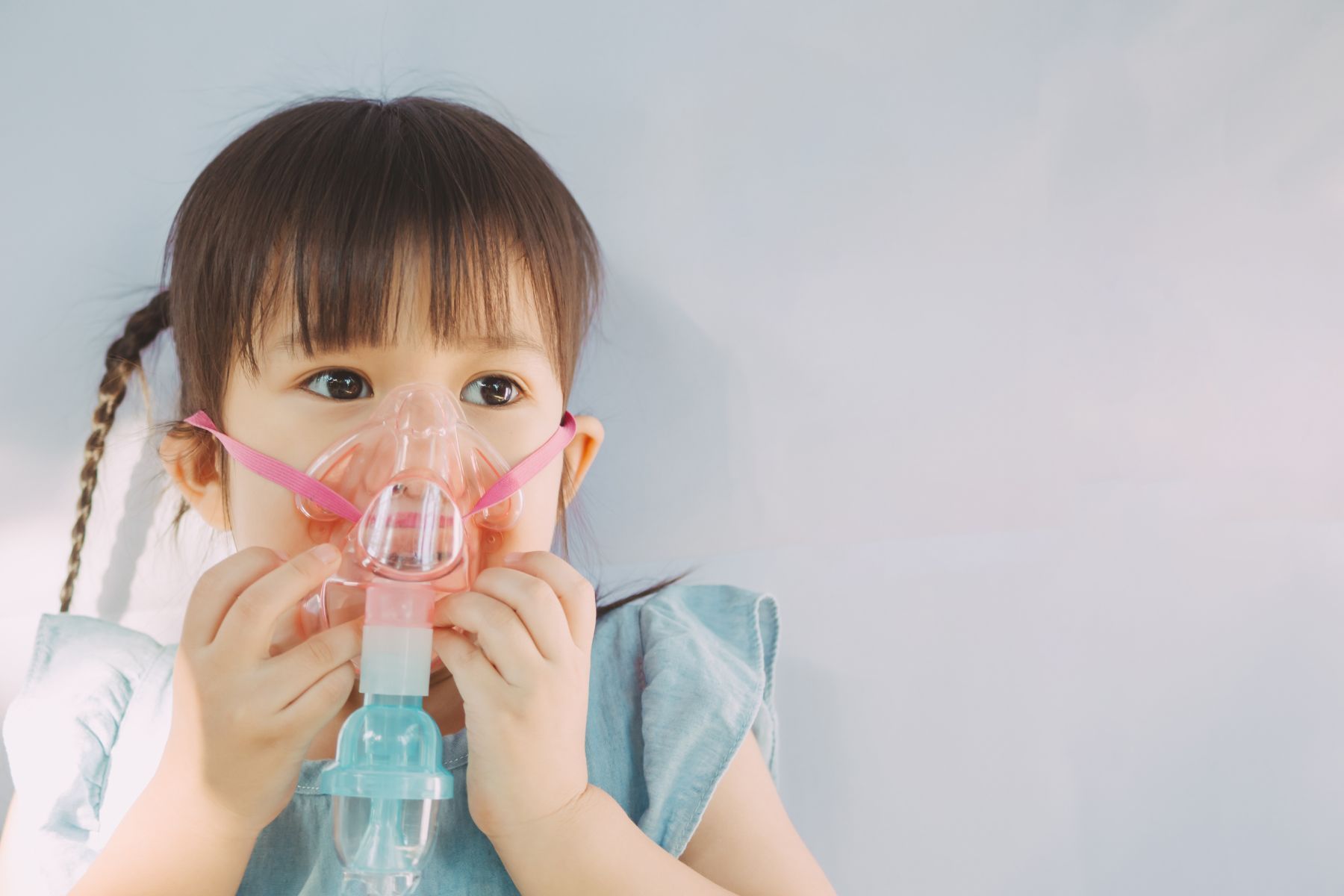 Bạn có thể lưu thông đường thở cho bệnh nhân bằng cách cho bệnh nhân thở khí dung, thở oxy, thở máy (theo chỉ định của bác sĩ) (Nguồn: Canva)