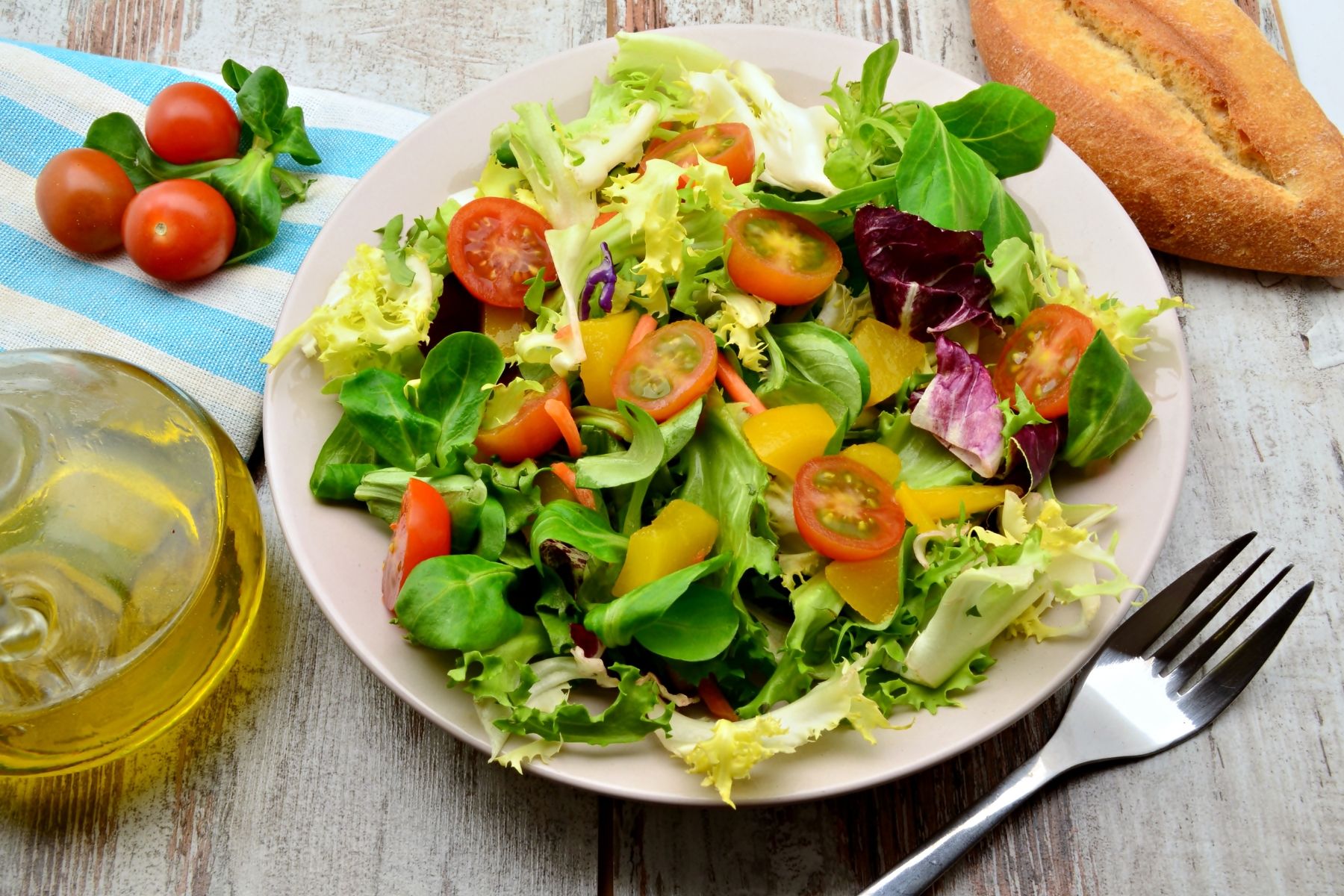 Chế biến salad nhanh gọn cho bữa sáng đủ chất (Nguồn: Canva)