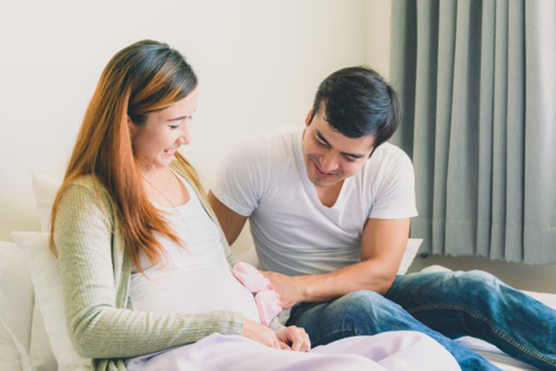 Người chồng được hưởng thai sản 05 làm việc khi đang đóng BHXH và có vợ sinh con. (Nguồn Canva)