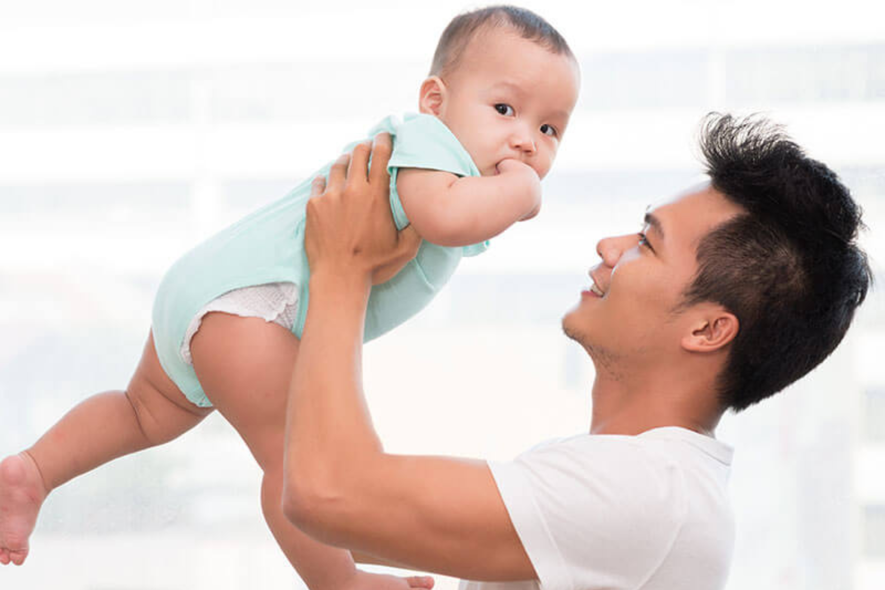 Mức hưởng chế độ thai sản dành cho lao động nam khi vợ sinh con. (Nguồn Canva)