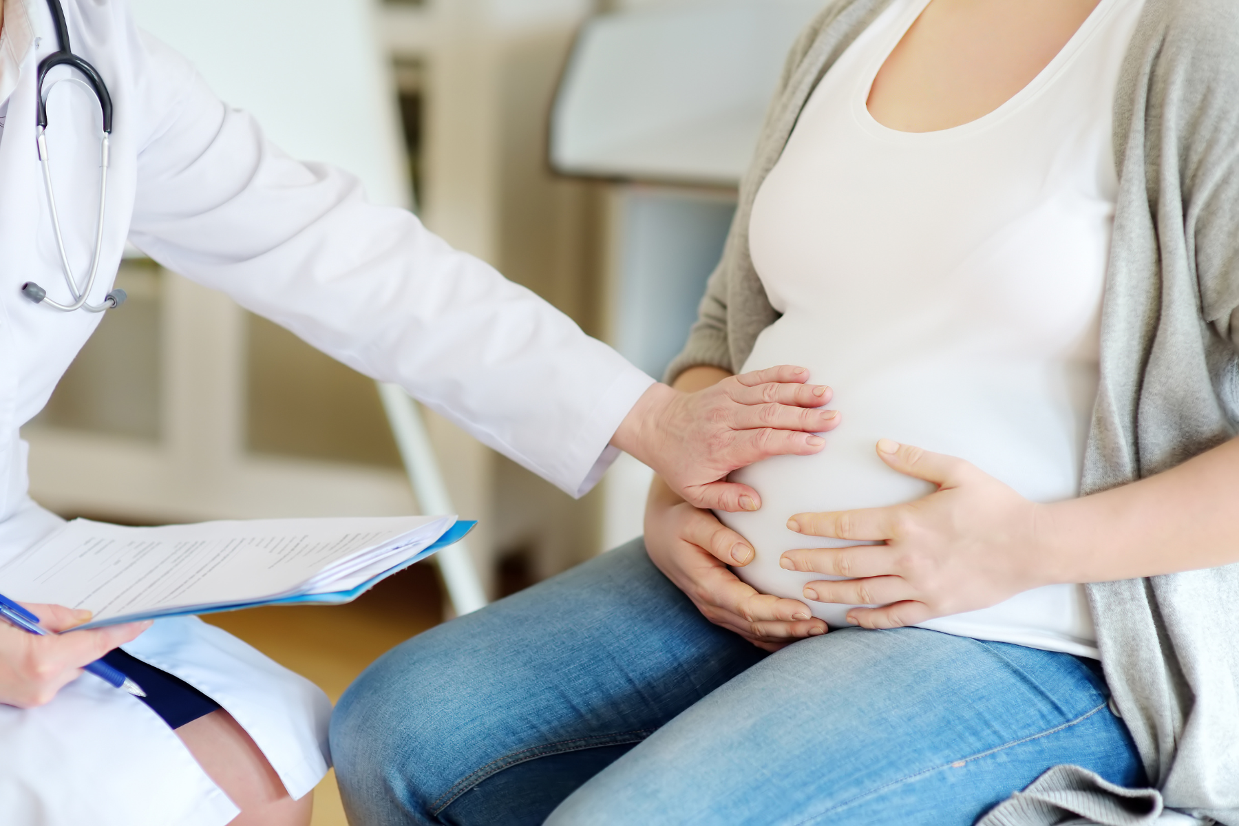 Lao động nữ mang thai sẽ được nghỉ việc để đi khám thai 5 lần trong thai kỳ