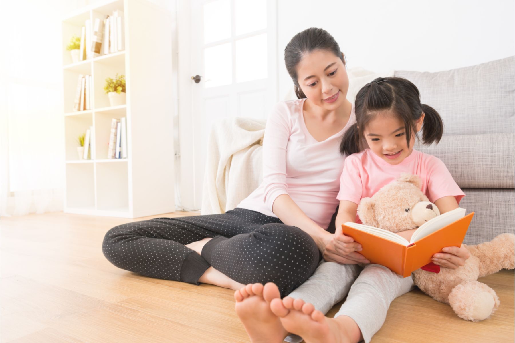 Truyện cổ tích giúp bé củng cố vốn từ vựng, linh hoạt hơn trong giao tiếp (Nguồn: Canva)