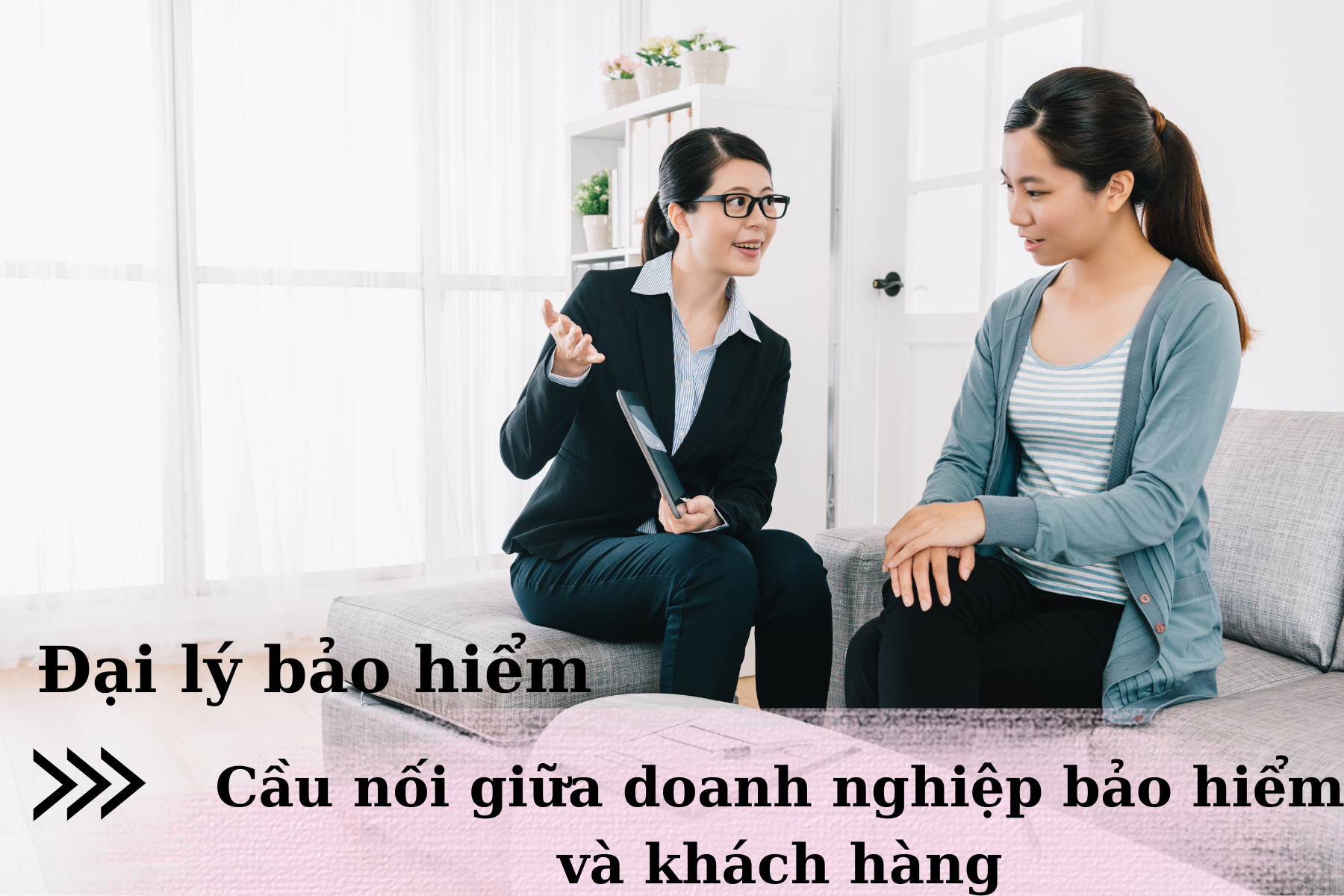 Đại lý bảo hiểm trực tiếp giới thiệu gói bảo hiểm đến khách hàng