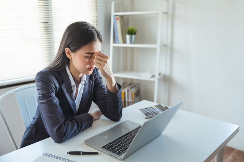 Đau đầu thường xuyên có thể là dấu hiệu ban đầu của căng thẳng trong công việc nhưng lại rất dễ bị mọi người xem nhẹ